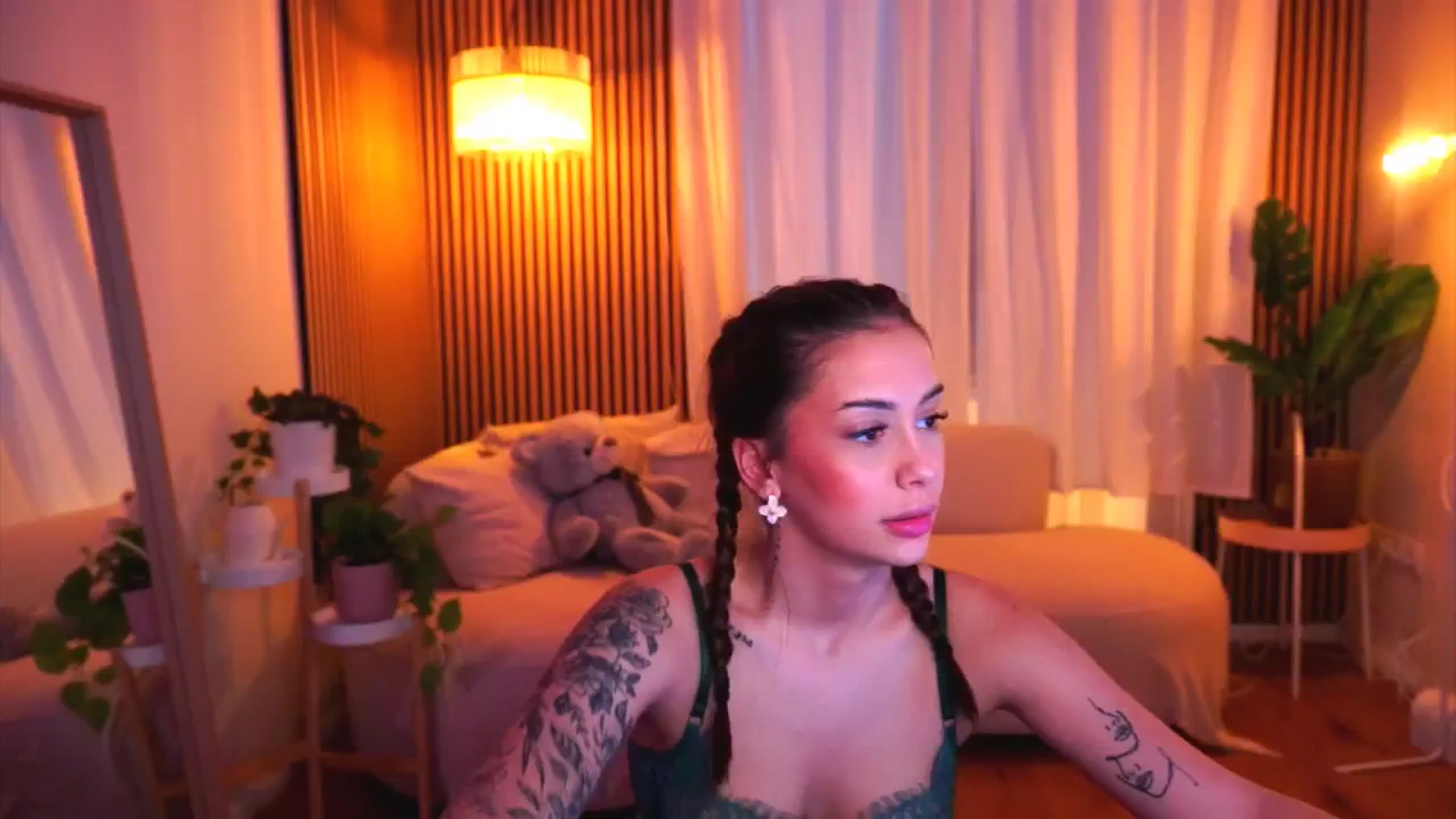 Gallery image thumbnail from Naomii18's myfreecams stream on, 01/27/2025, 16:28 image 1 of 20