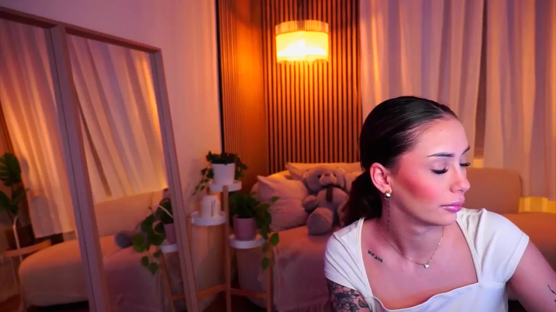 Gallery image thumbnail from Naomii18's myfreecams stream on, 02/03/2025, 06:42 image 2 of 20
