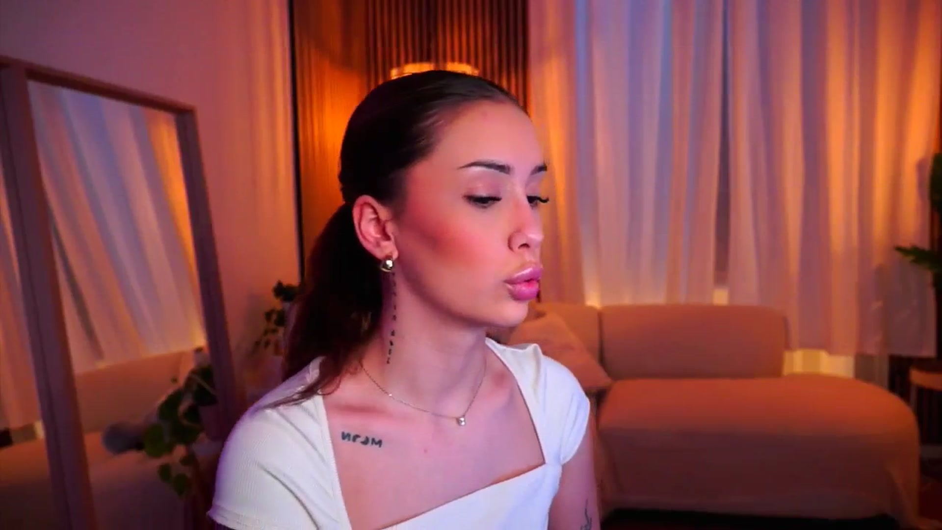 Gallery image thumbnail from Naomii18's myfreecams stream on, 02/03/2025, 11:23 image 12 of 20