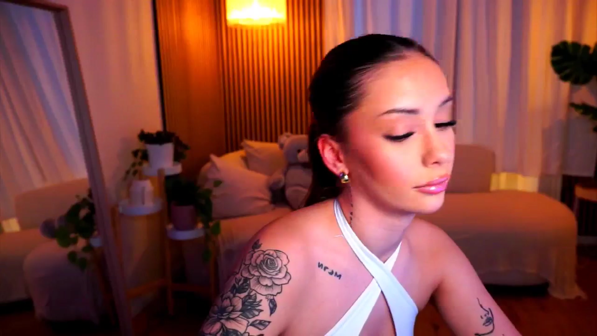 Gallery image thumbnail from Naomii18's myfreecams stream on, 02/06/2025, 15:12 image 9 of 20