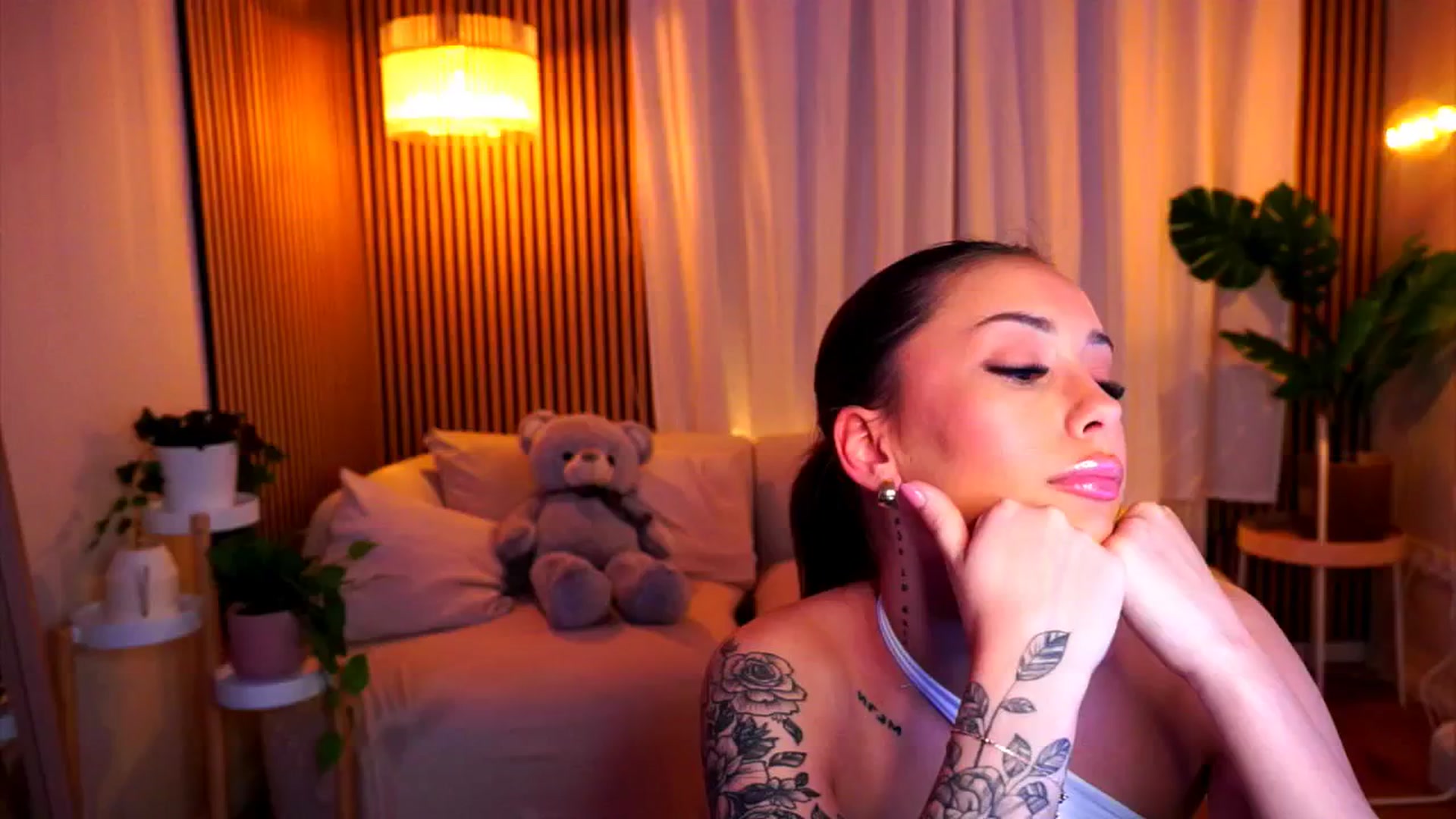 Gallery image thumbnail from Naomii18's myfreecams stream on, 02/06/2025, 16:15 image 16 of 20
