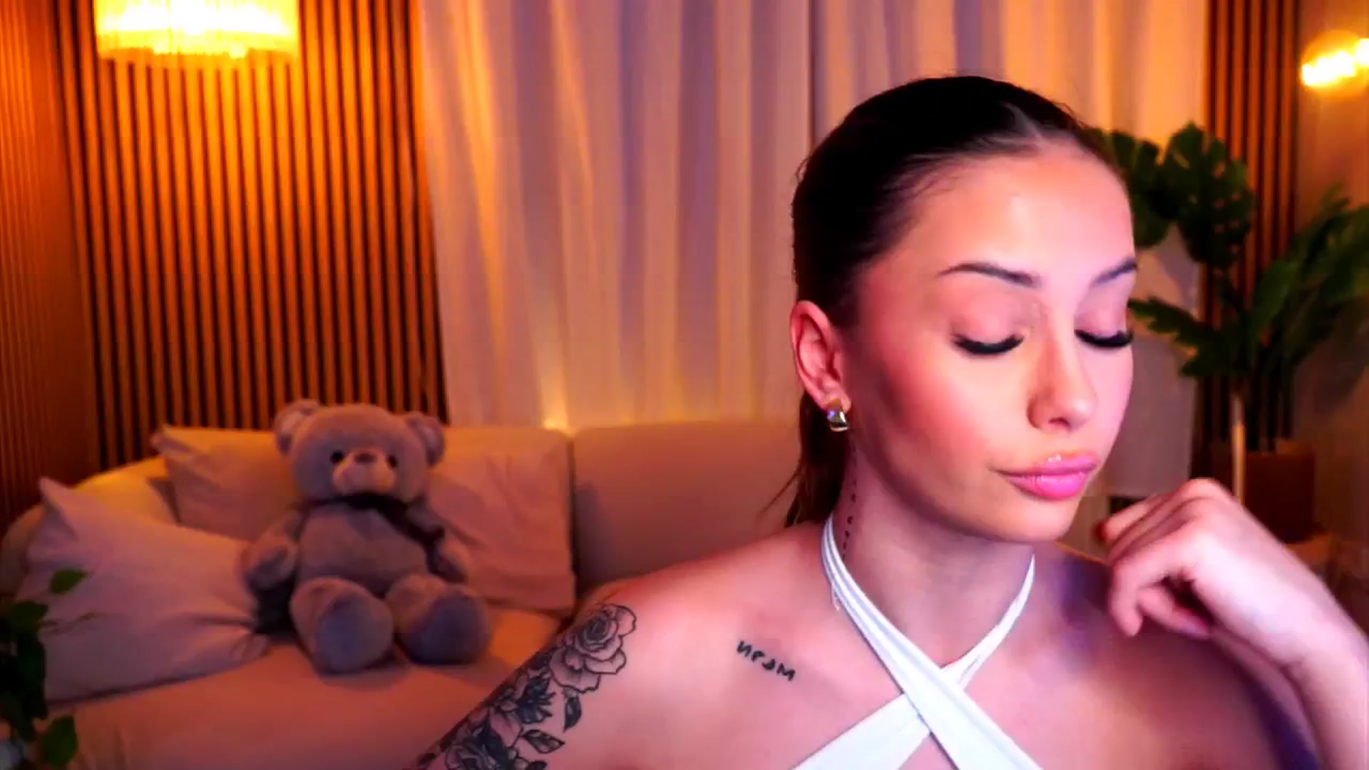 Gallery image thumbnail from Naomii18's myfreecams stream on, 02/06/2025, 16:15 image 9 of 20