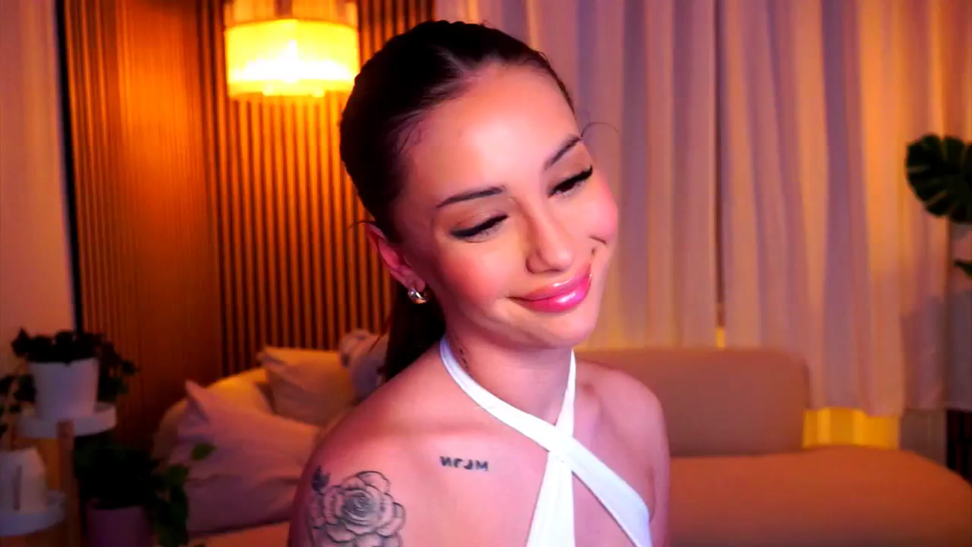 Gallery image thumbnail from Naomii18's myfreecams stream on, 02/06/2025, 16:15 image 12 of 20