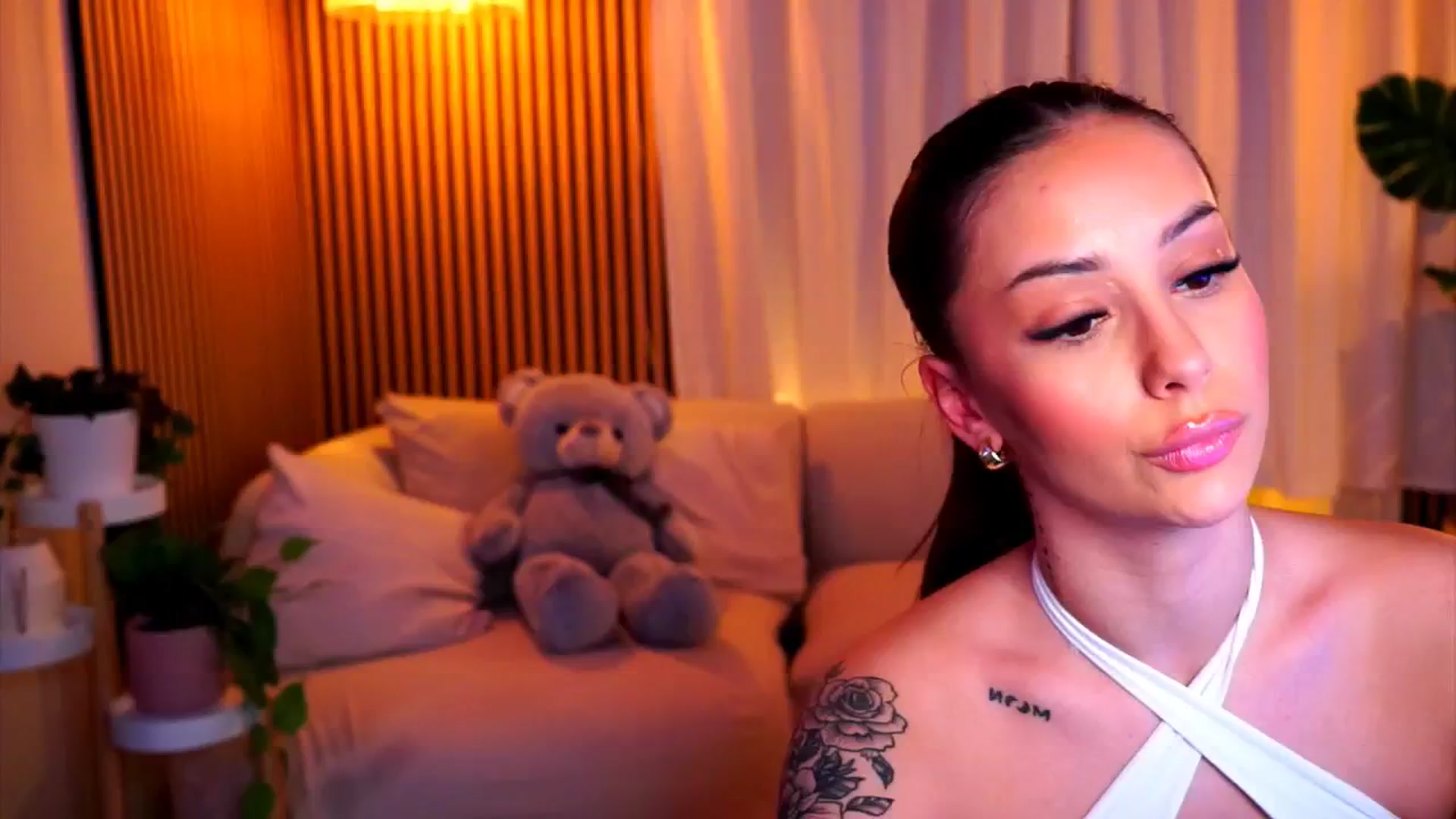 Gallery image thumbnail from Naomii18's myfreecams stream on, 02/06/2025, 16:15 image 13 of 20