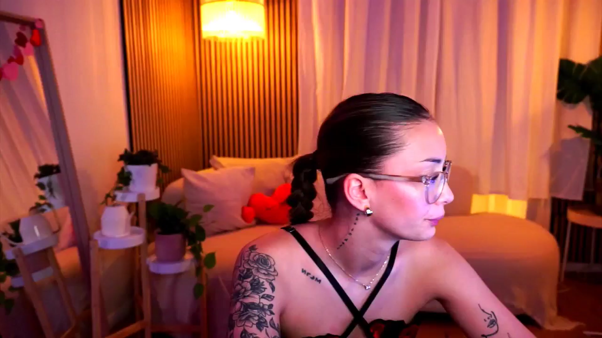 Gallery image thumbnail from Naomii18's myfreecams stream on, 02/14/2025, 19:21 image 4 of 20