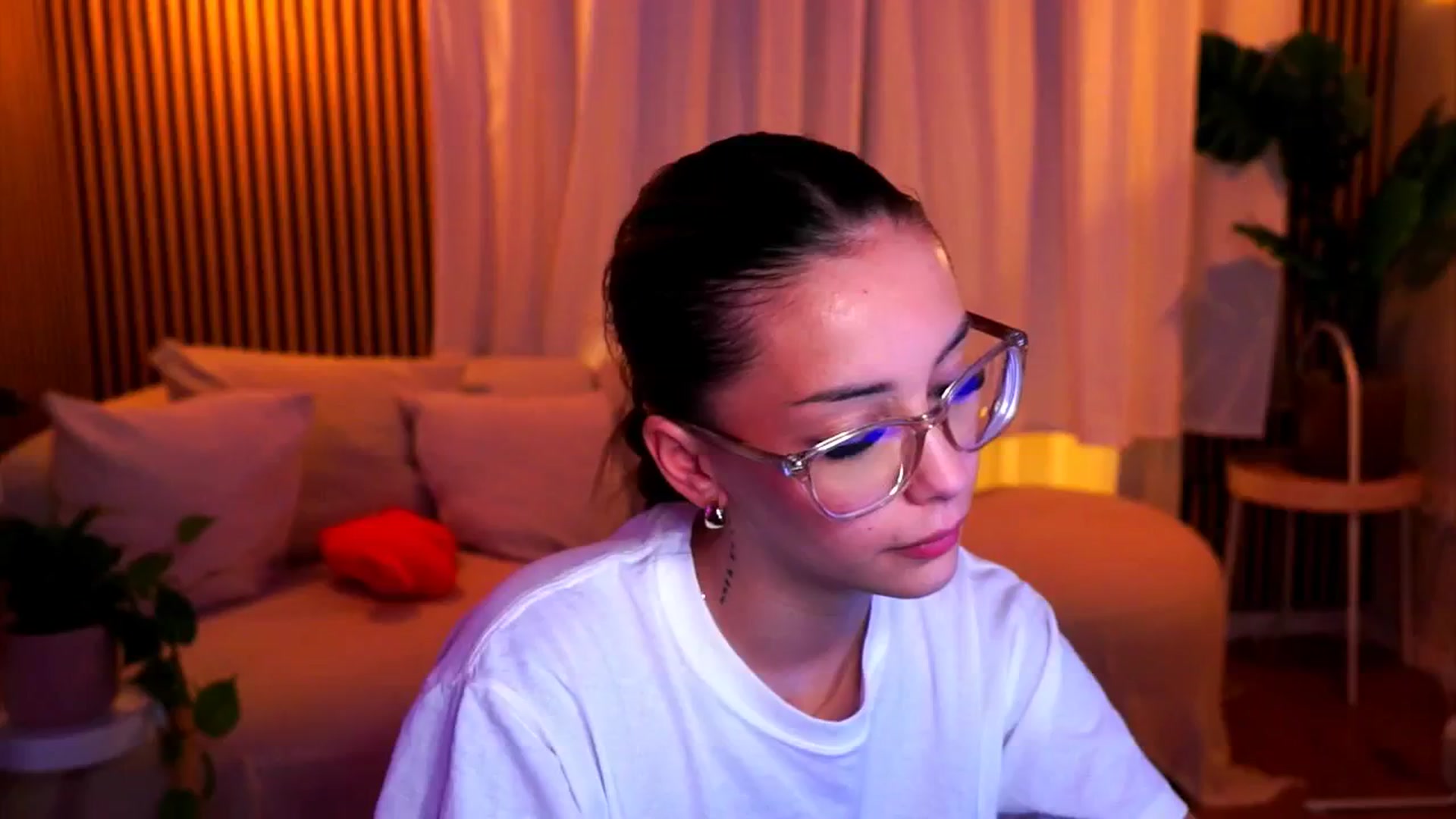 Gallery image thumbnail from Naomii18's myfreecams stream on, 02/14/2025, 19:21 image 15 of 20