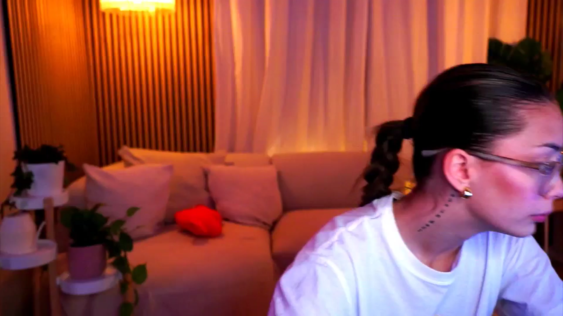 Gallery image thumbnail from Naomii18's myfreecams stream on, 02/14/2025, 19:21 image 17 of 20