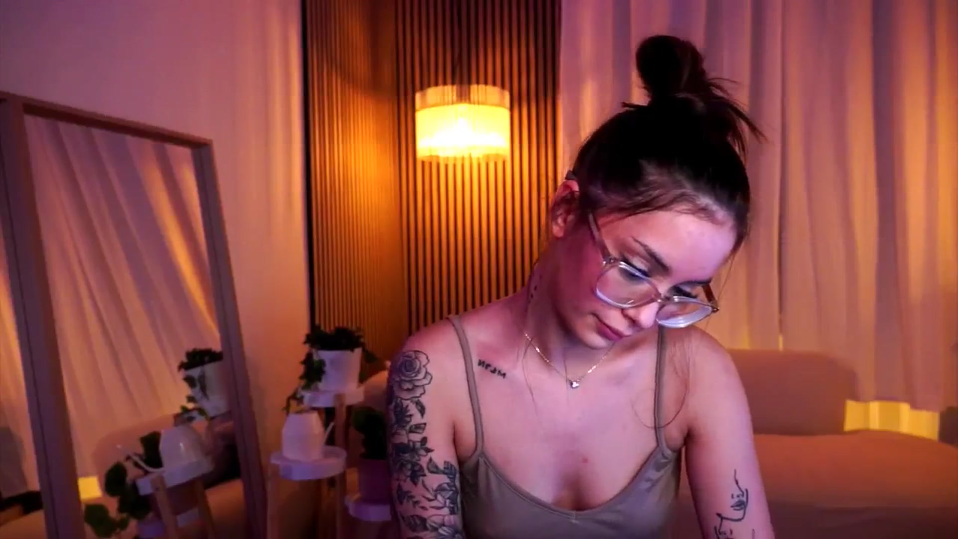 Gallery image thumbnail from Naomii18's myfreecams stream on, 02/16/2025, 19:40 image 18 of 20