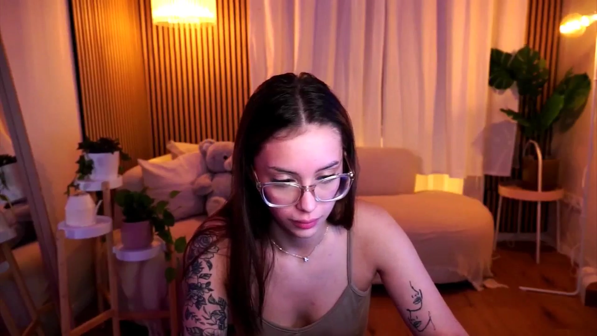 Gallery image thumbnail from Naomii18's myfreecams stream on, 02/16/2025, 19:40 image 14 of 20