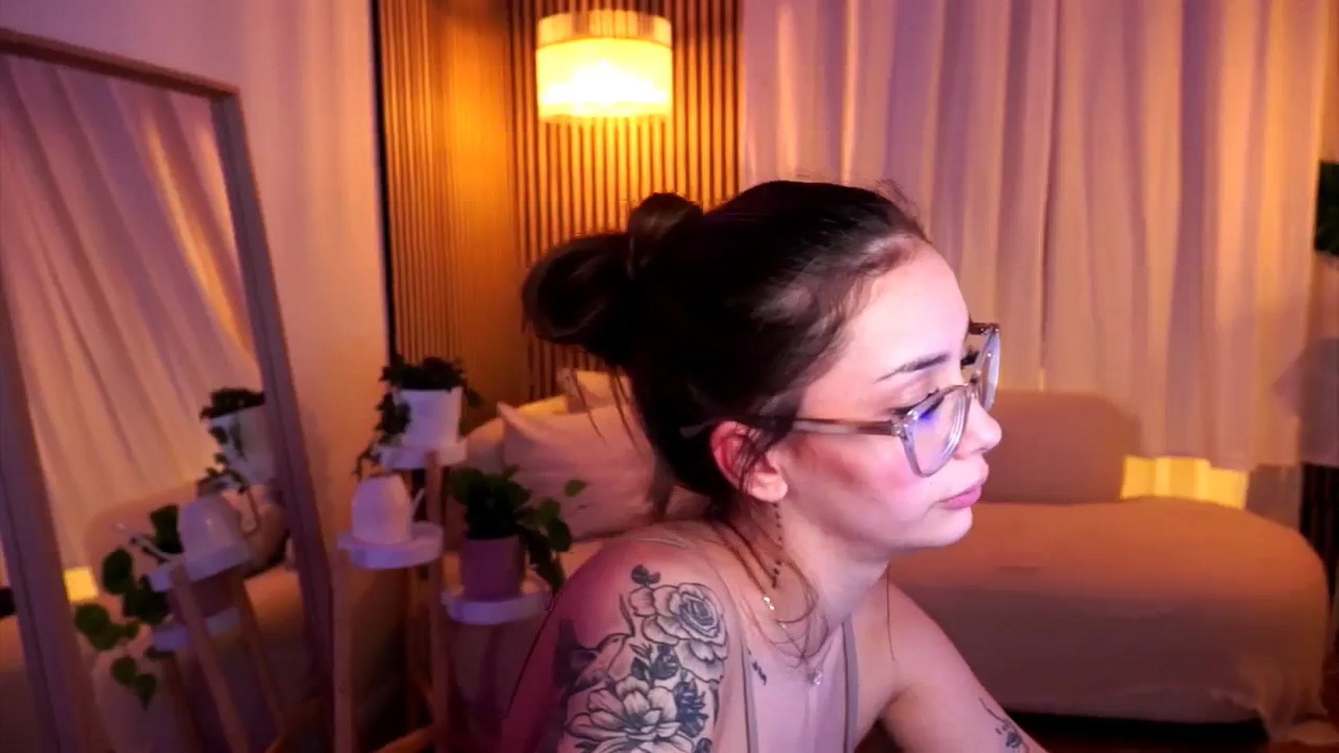 Gallery image thumbnail from Naomii18's myfreecams stream on, 02/16/2025, 22:16 image 14 of 20