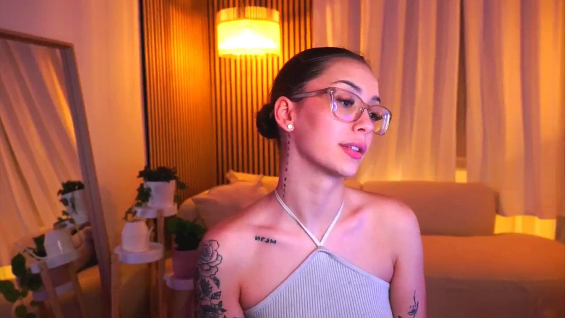 Gallery image thumbnail from Naomii18's myfreecams stream on, 02/19/2025, 17:48 image 10 of 20