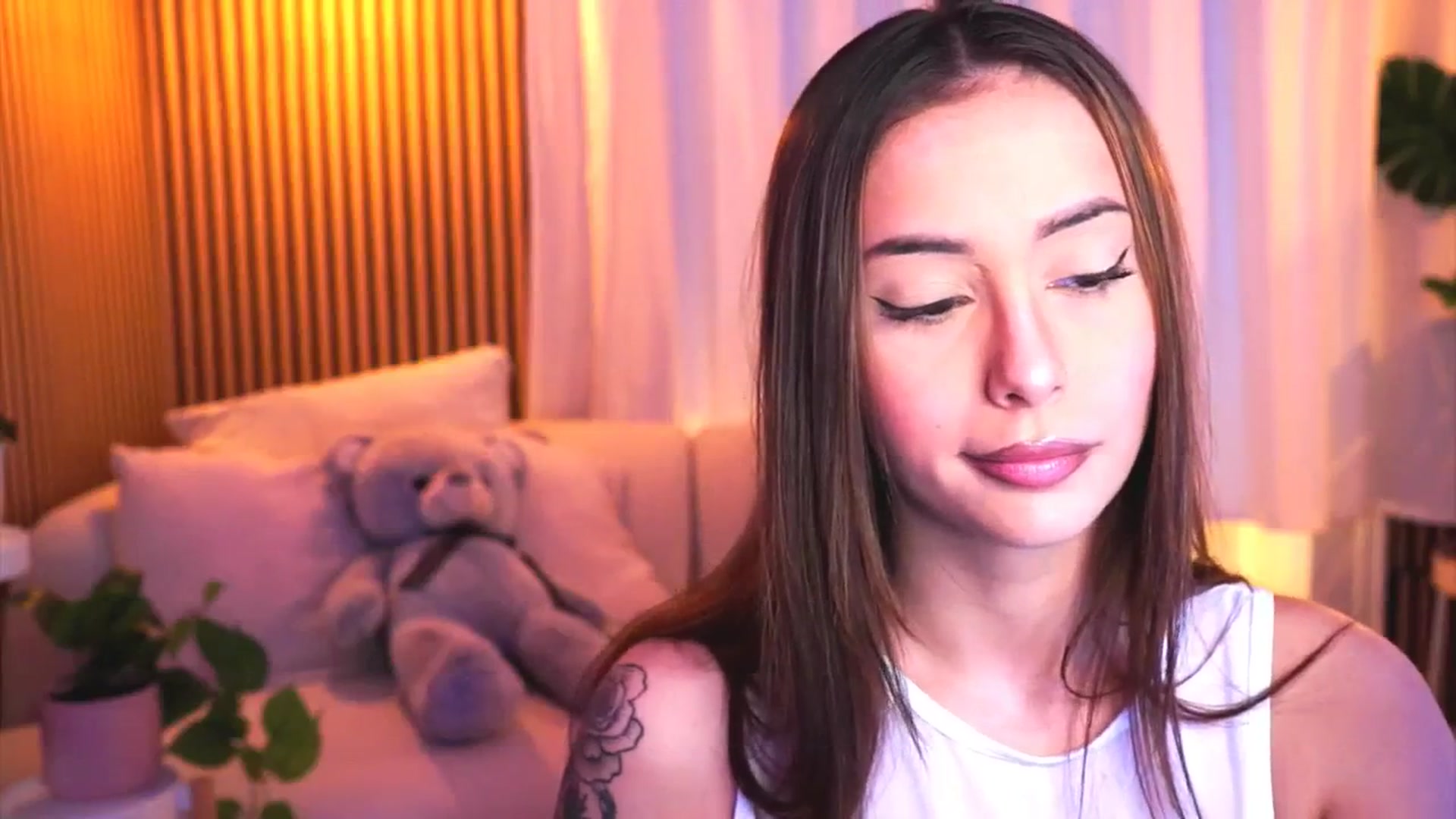 Gallery image thumbnail from Naomii18's myfreecams stream on, 03/06/2025, 16:16 image 14 of 20