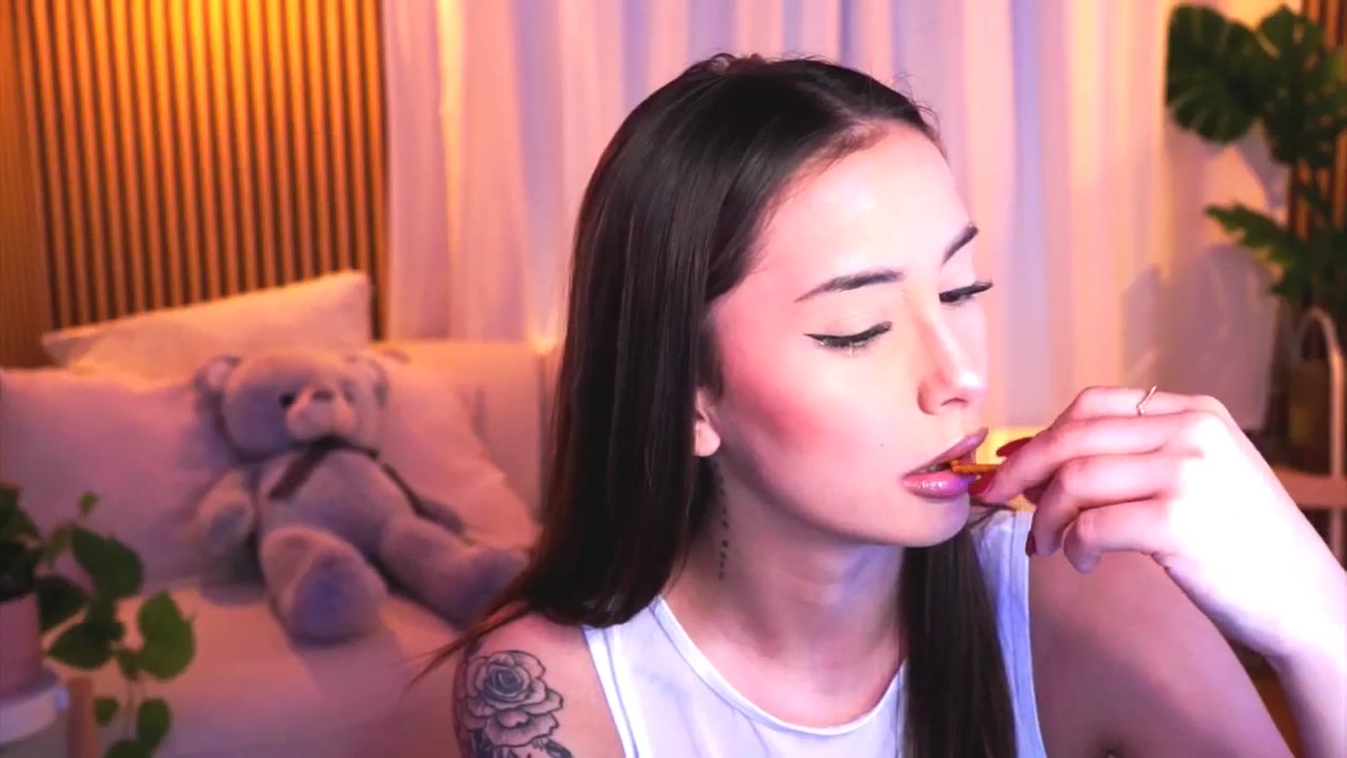 Gallery image thumbnail from Naomii18's myfreecams stream on, 03/06/2025, 16:16 image 15 of 20