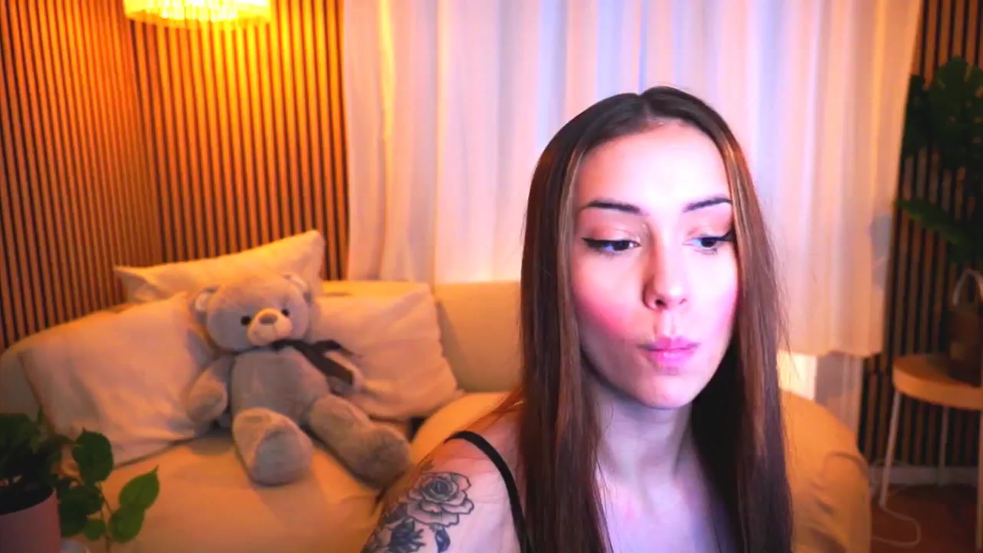 Gallery image thumbnail from Naomii18's myfreecams stream on, 03/13/2025, 14:44 image 1 of 20