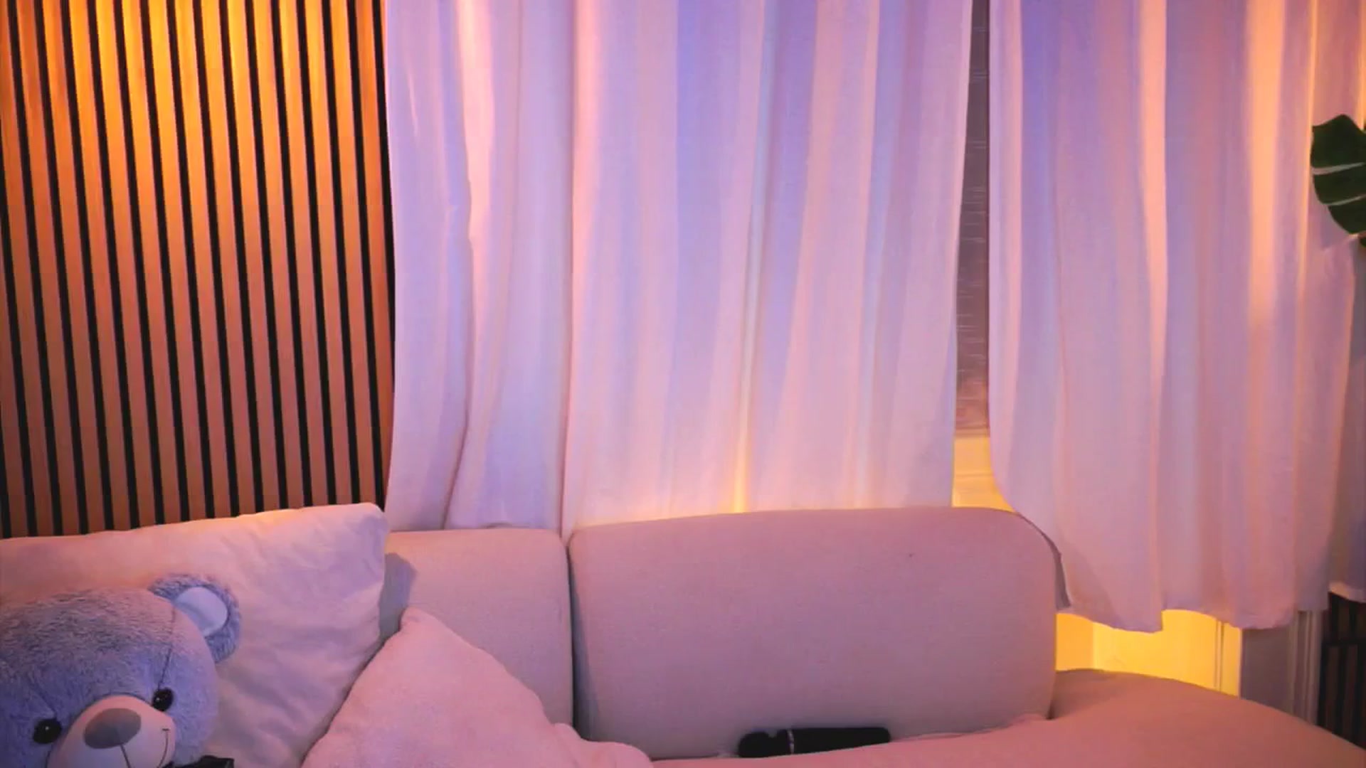 Gallery image thumbnail from Naomii18's myfreecams stream on, 03/14/2025, 18:12 image 17 of 20