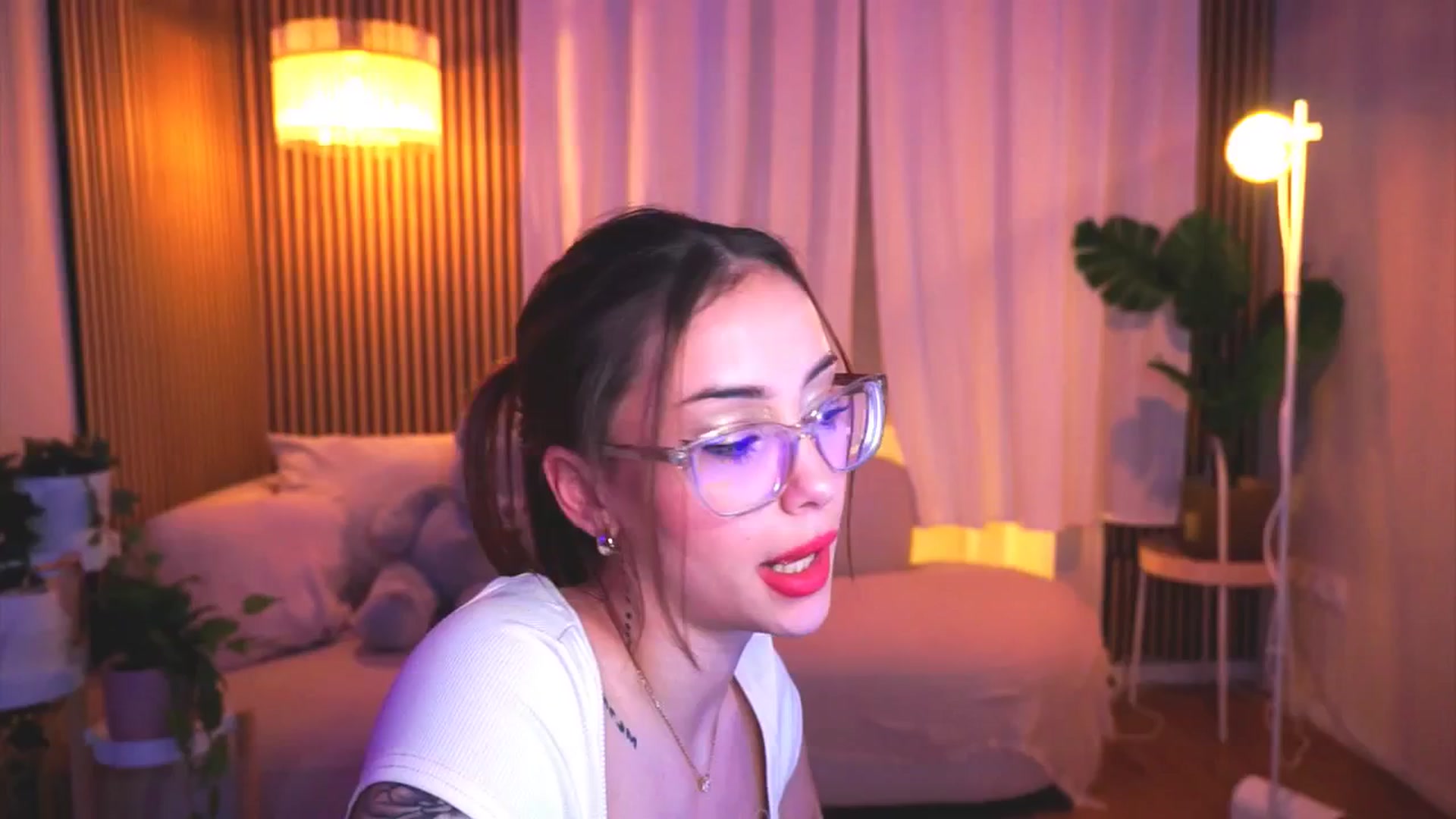 Gallery image thumbnail from Naomii18's myfreecams stream on, 03/15/2025, 17:37 image 6 of 20