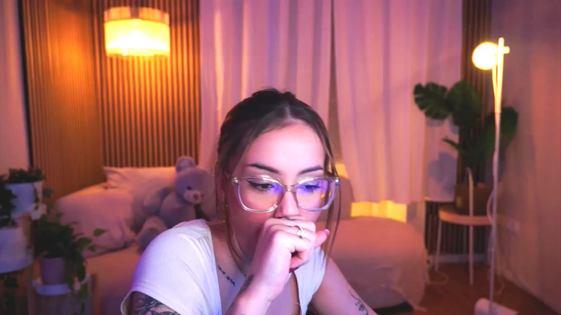 Gallery image thumbnail from Naomii18's myfreecams stream on, 03/15/2025, 17:37 image 5 of 20