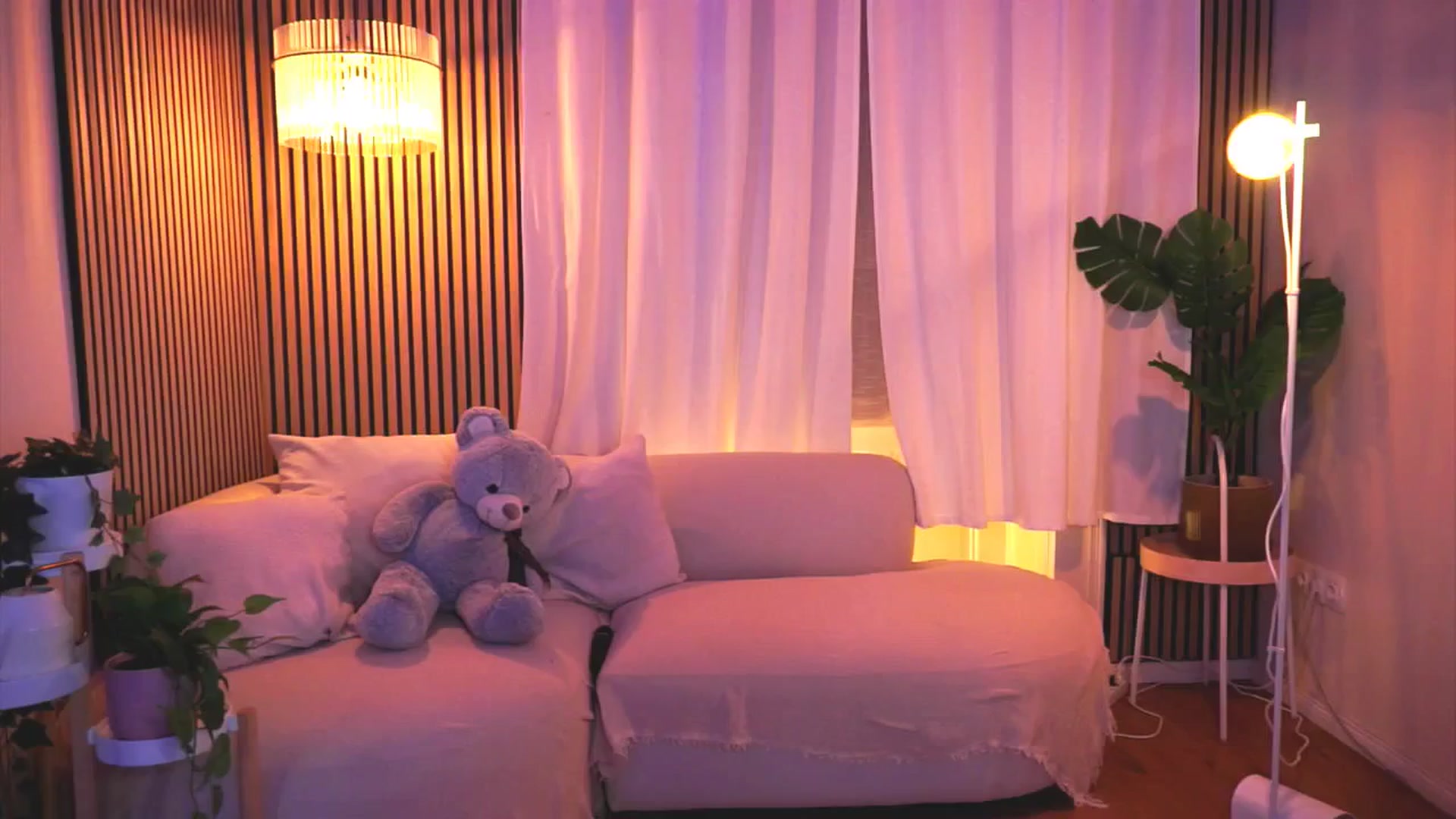 Gallery image thumbnail from Naomii18's myfreecams stream on, 03/15/2025, 17:37 image 7 of 20