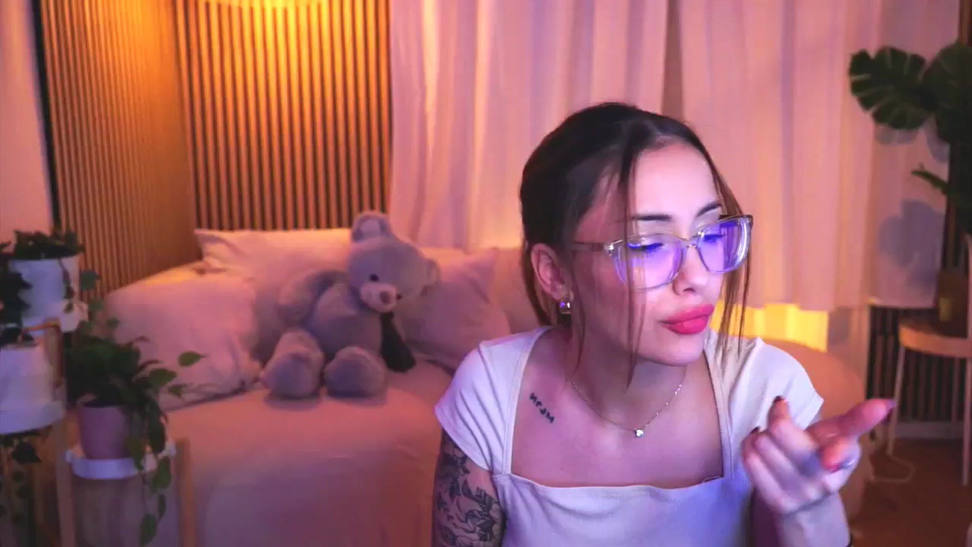 Gallery image thumbnail from Naomii18's myfreecams stream on, 03/15/2025, 19:04 image 16 of 20