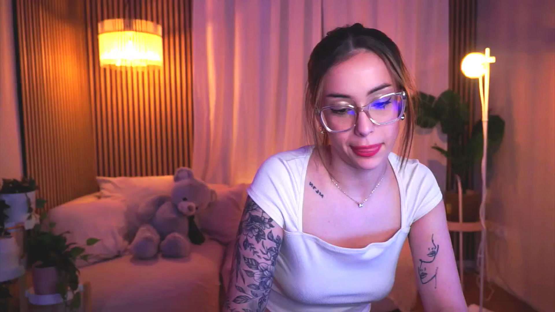 Gallery image thumbnail from Naomii18's myfreecams stream on, 03/15/2025, 19:04 image 8 of 20