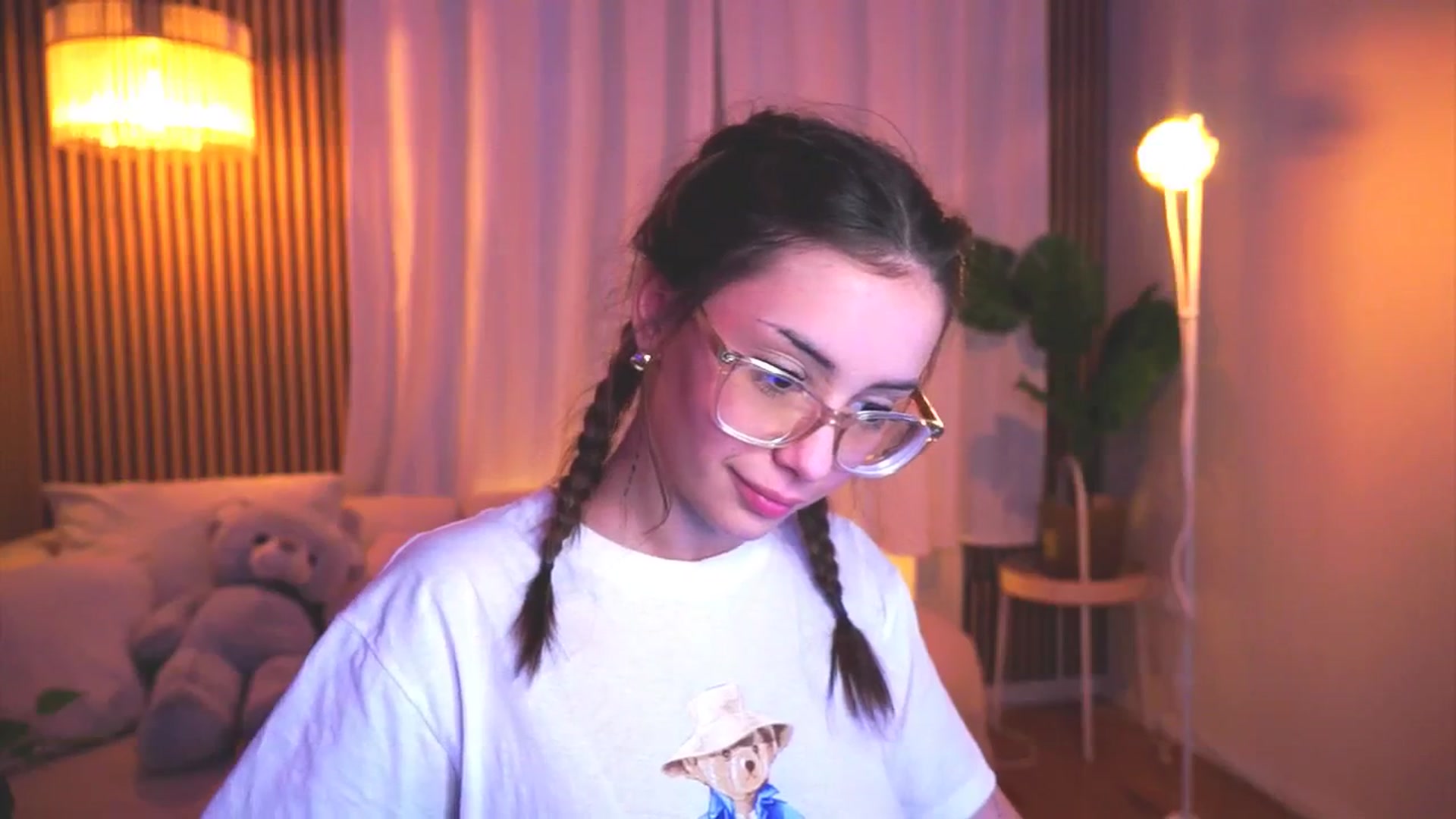 Gallery image thumbnail from Naomii18's myfreecams stream on, 03/18/2025, 18:10 image 17 of 20