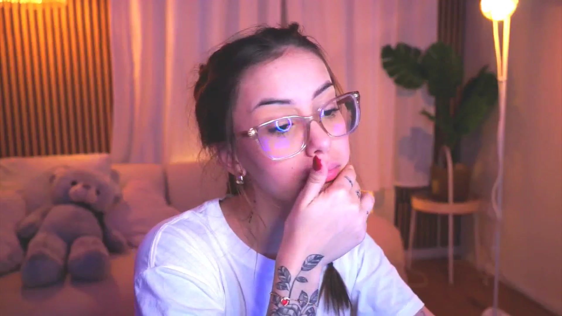 Gallery image thumbnail from Naomii18's myfreecams stream on, 03/18/2025, 18:10 image 15 of 20