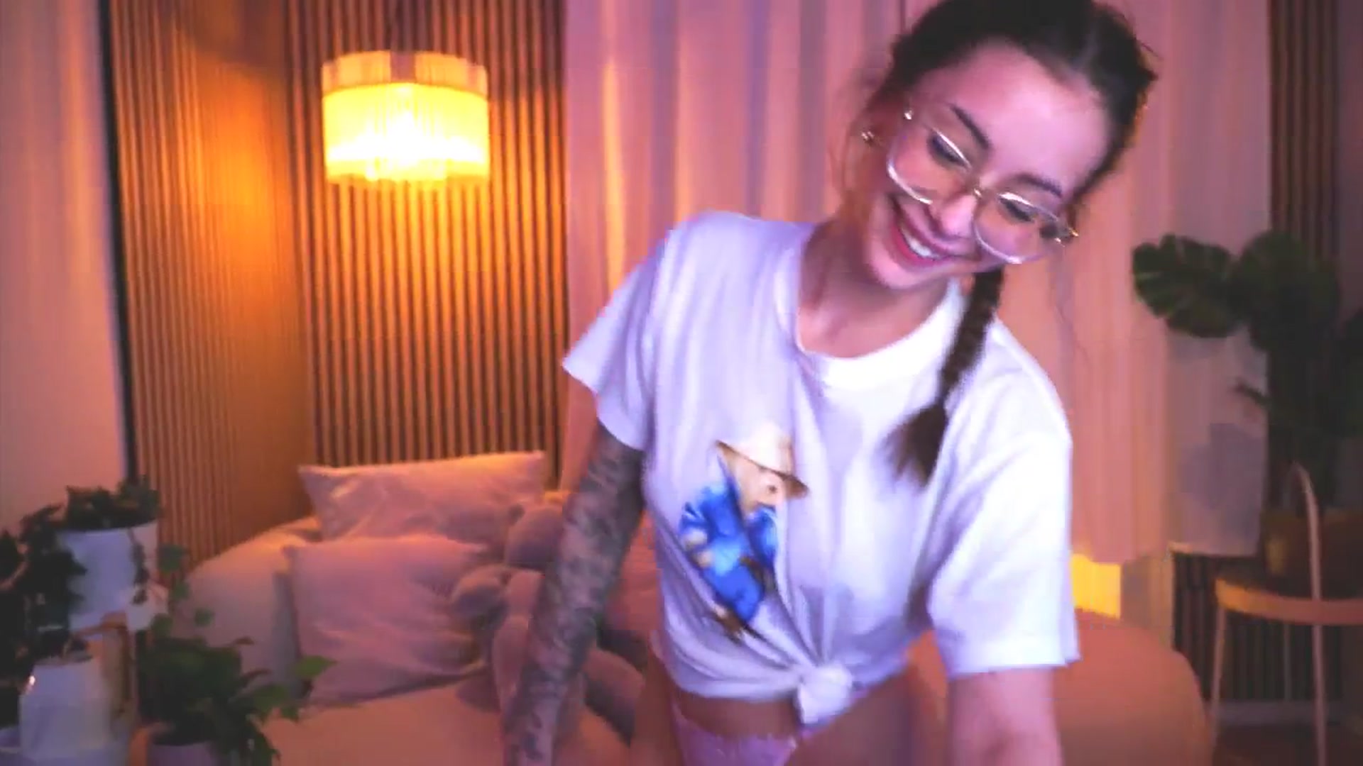 Gallery image thumbnail from Naomii18's myfreecams stream on, 03/18/2025, 20:56 image 17 of 20