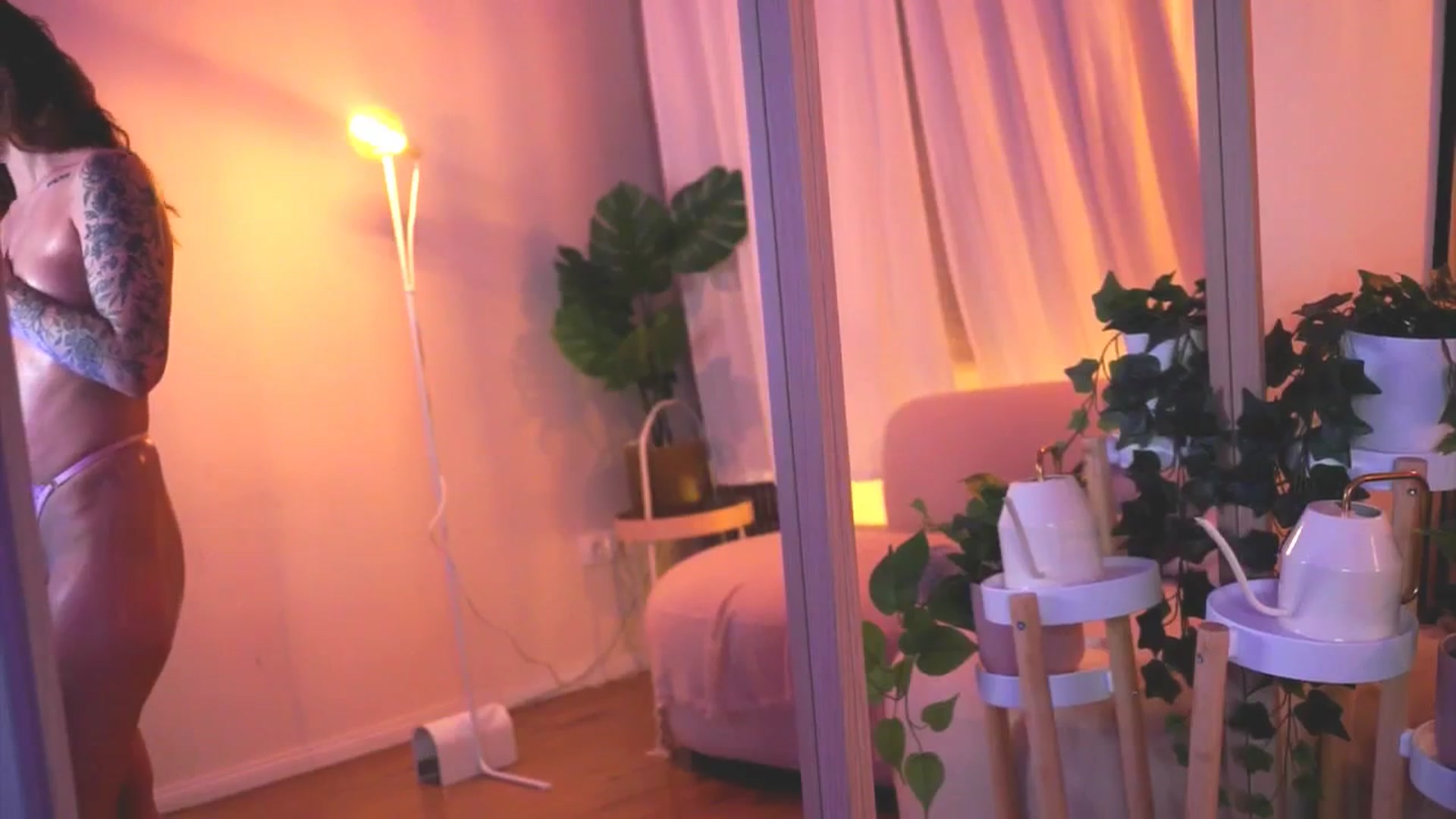 Gallery image thumbnail from Naomii18's myfreecams stream on, 03/18/2025, 22:03 image 14 of 20