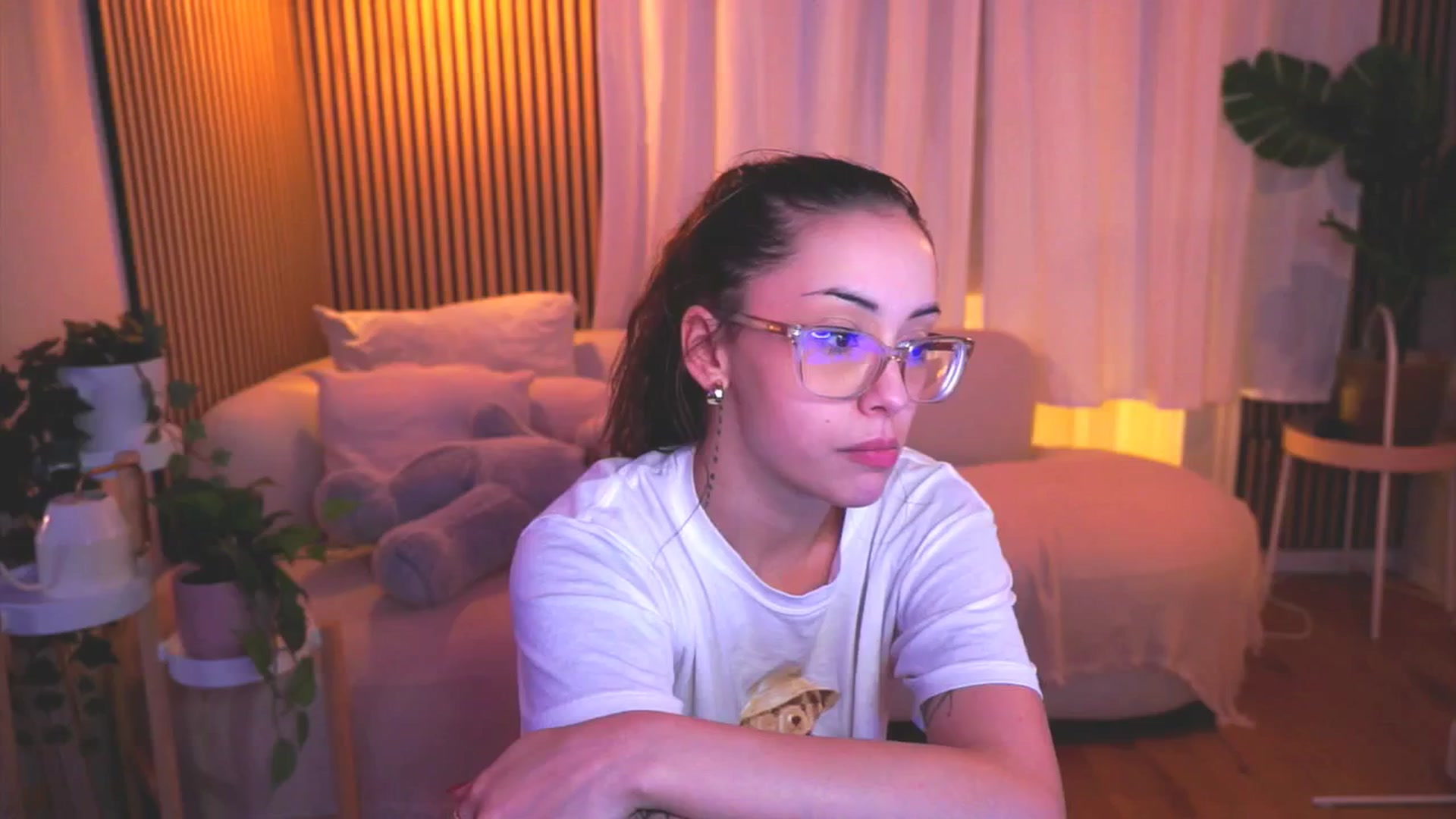 Gallery image thumbnail from Naomii18's myfreecams stream on, 03/18/2025, 22:56 image 3 of 20