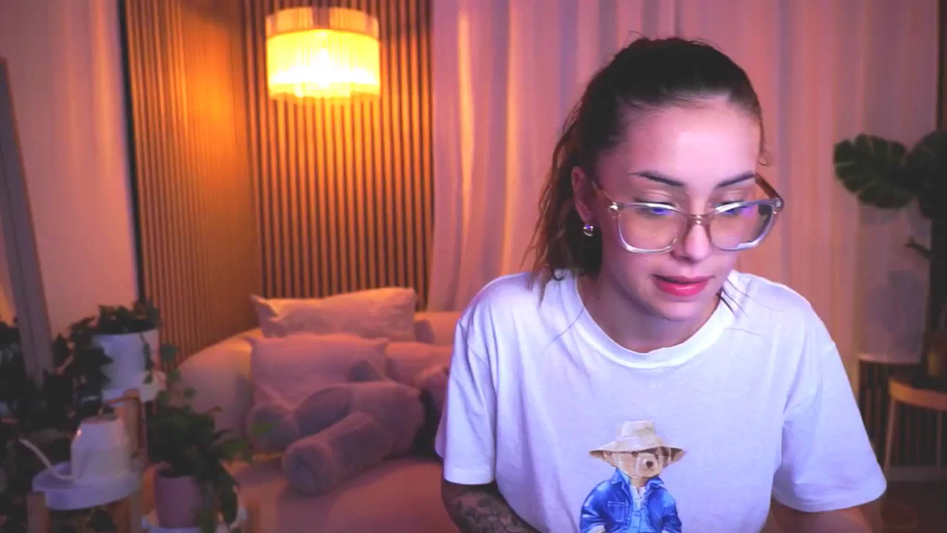 Gallery image thumbnail from Naomii18's myfreecams stream on, 03/18/2025, 22:56 image 4 of 20