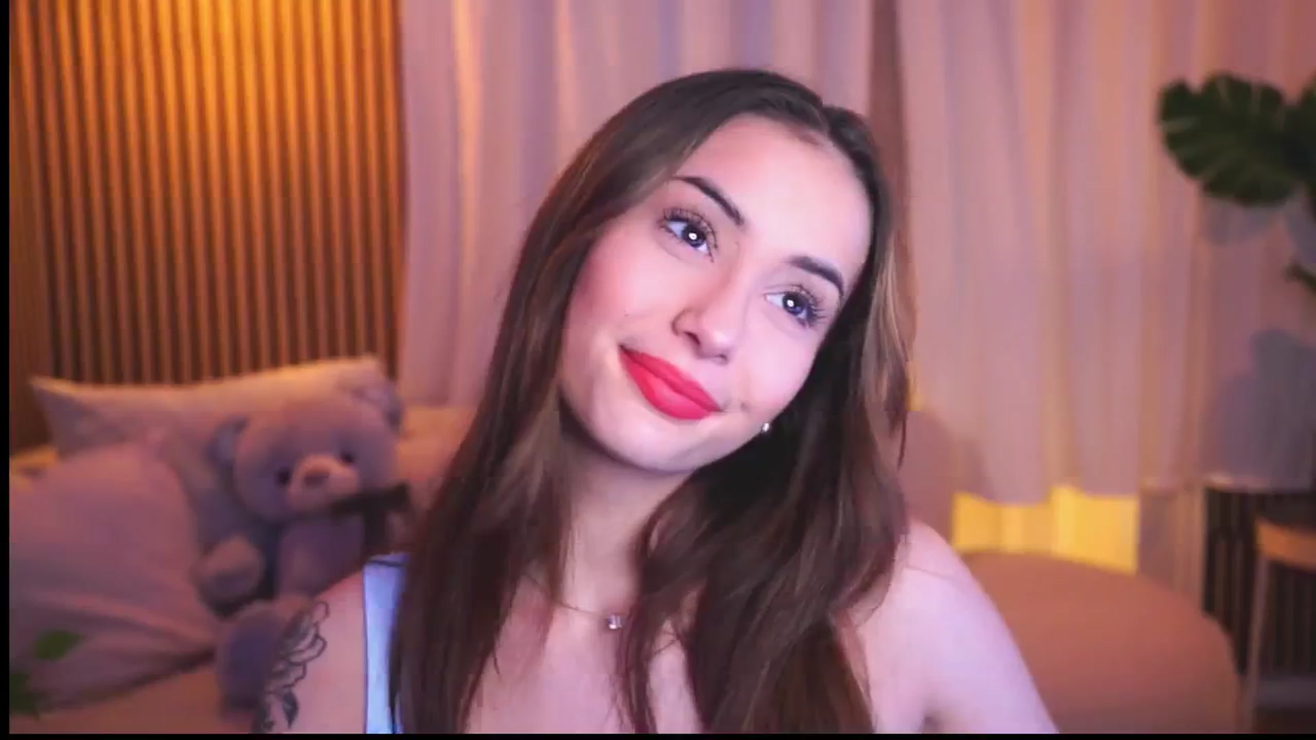 Gallery image thumbnail from Naomii18's myfreecams stream on, 03/19/2025, 18:27 image 12 of 20