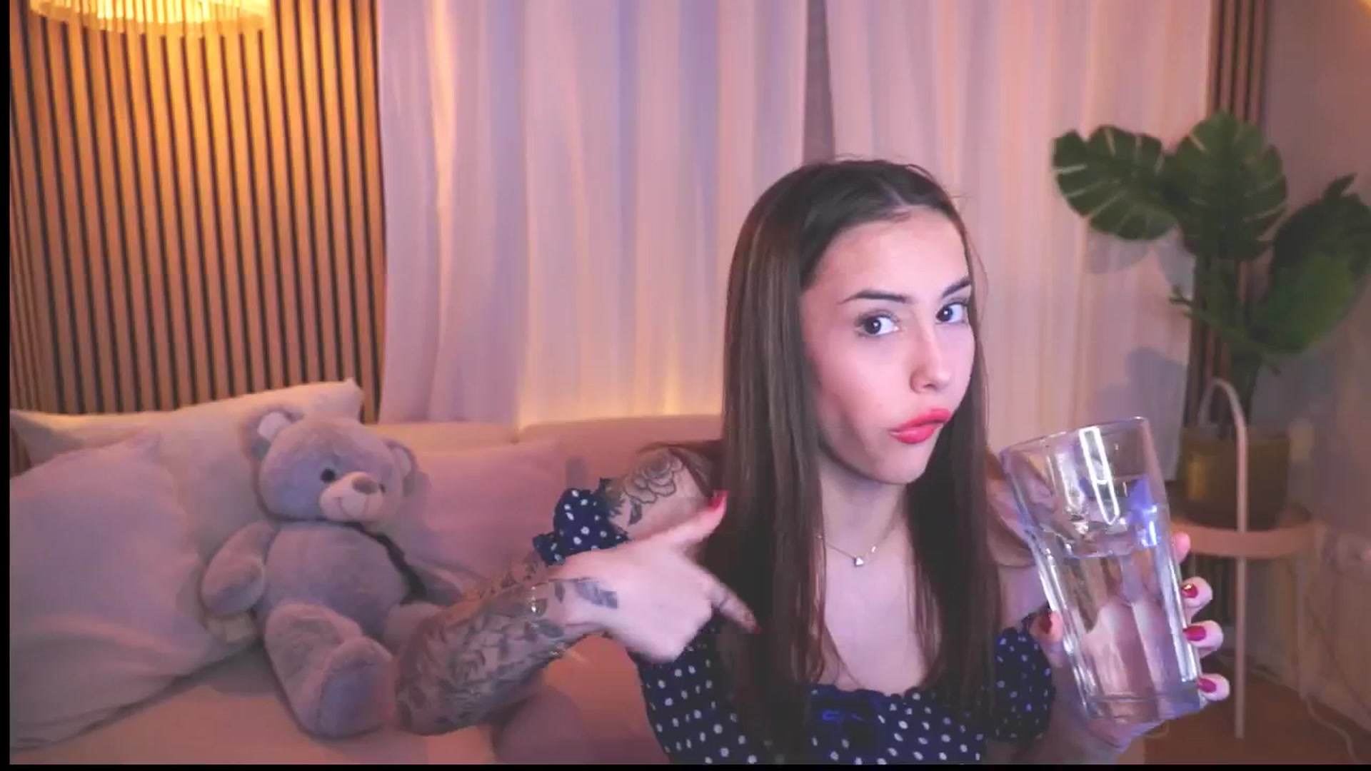 Gallery image thumbnail from Naomii18's myfreecams stream on, 03/19/2025, 18:27 image 7 of 20