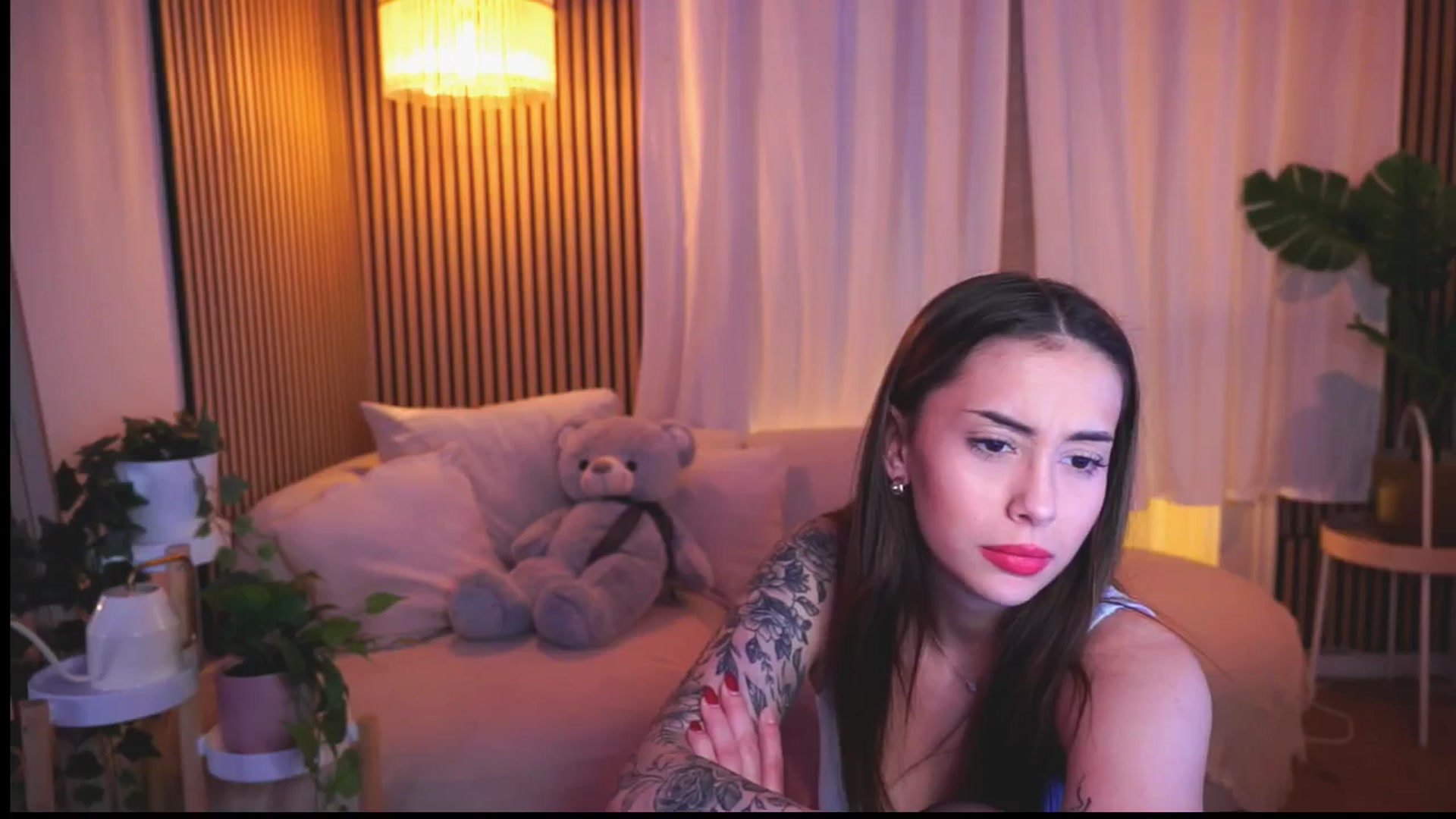 Gallery image thumbnail from Naomii18's myfreecams stream on, 03/19/2025, 18:27 image 14 of 20