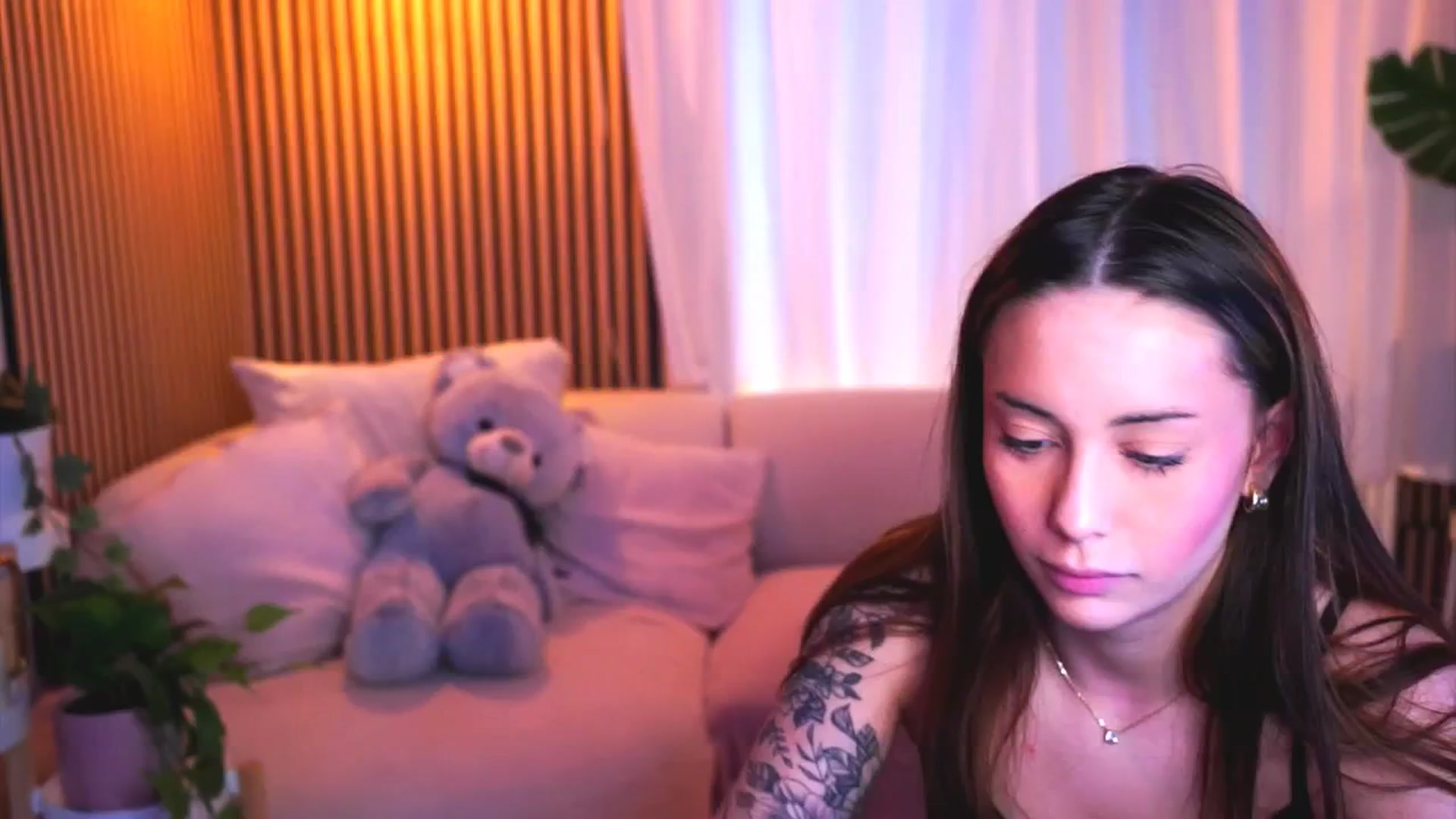 Gallery image thumbnail from Naomii18's myfreecams stream on, 03/20/2025, 11:16 image 1 of 20