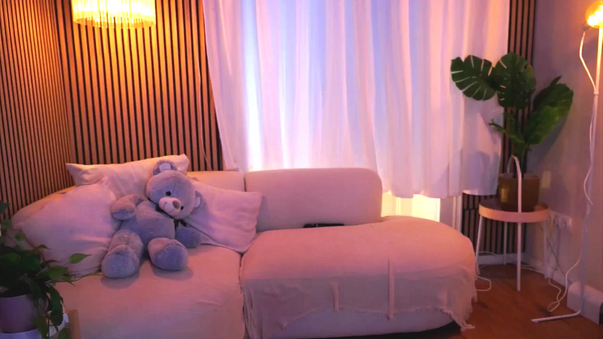 Gallery image thumbnail from Naomii18's myfreecams stream on, 03/20/2025, 12:35 image 4 of 20