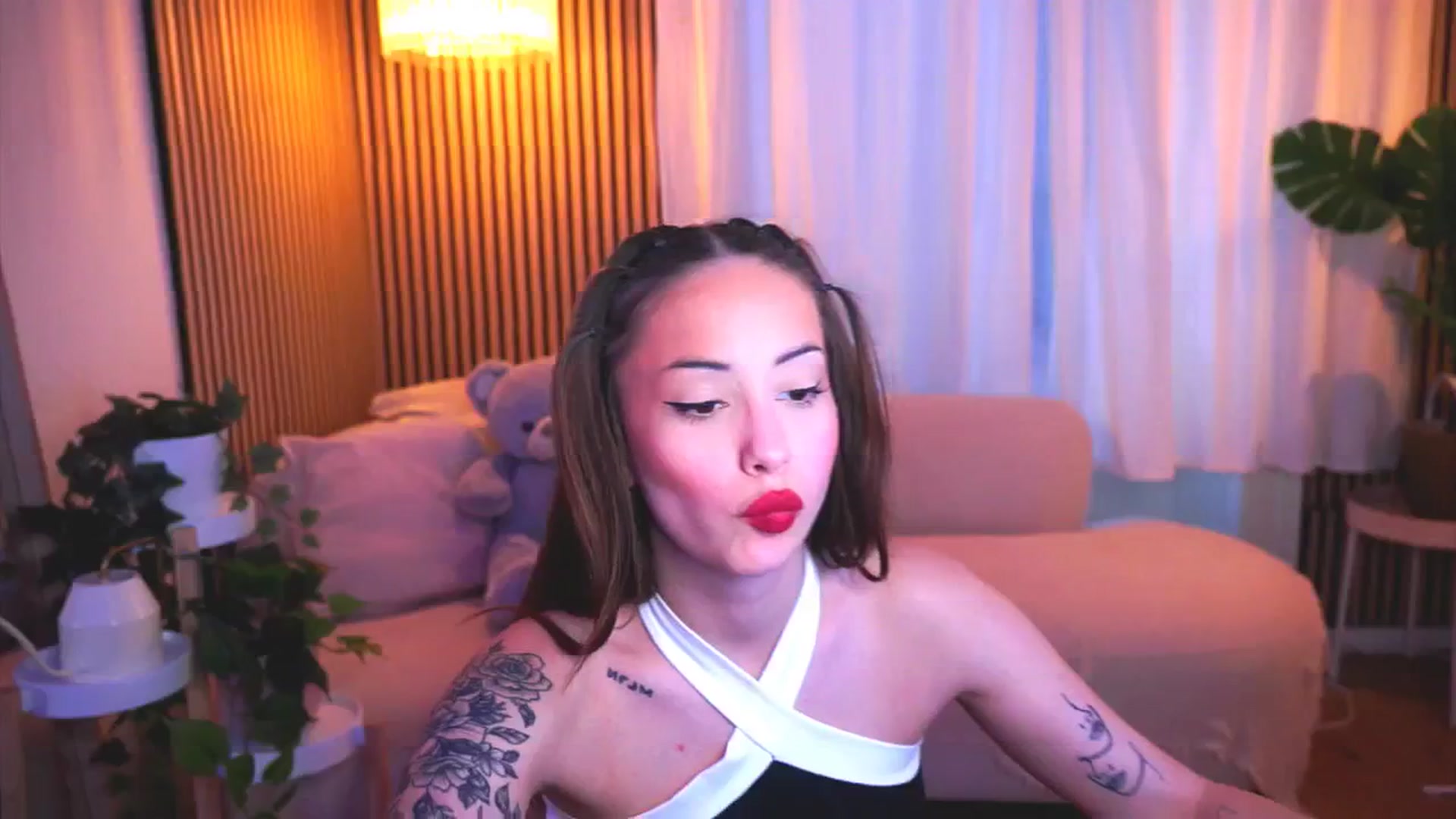 Gallery image thumbnail from Naomii18's myfreecams stream on, 03/21/2025, 15:24 image 8 of 20