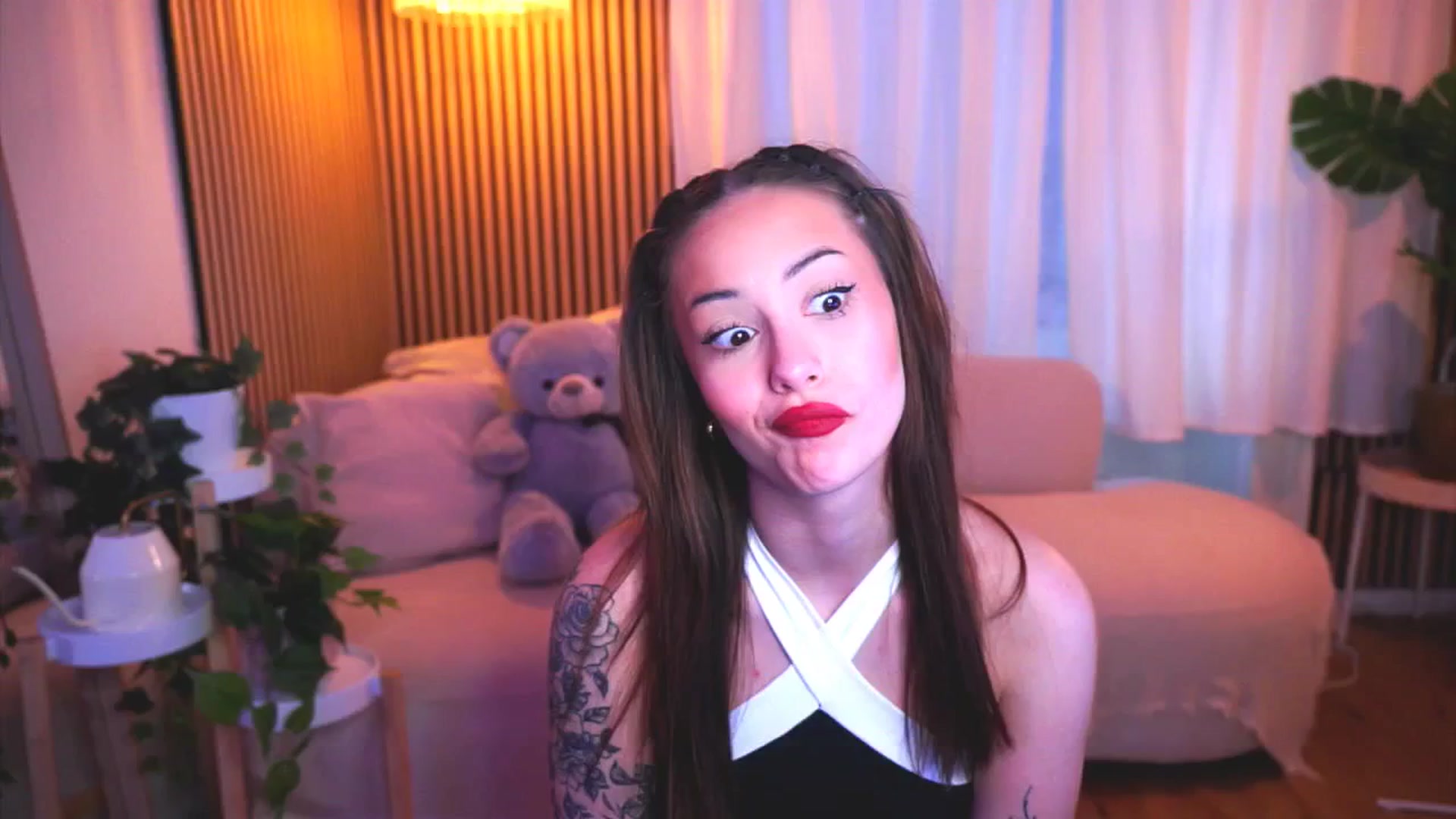 Gallery image thumbnail from Naomii18's myfreecams stream on, 03/21/2025, 15:24 image 14 of 20