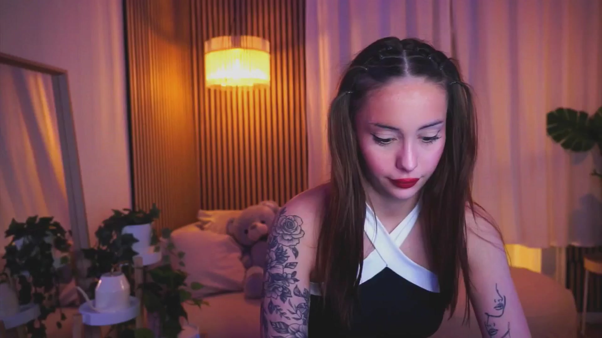 Gallery image thumbnail from Naomii18's myfreecams stream on, 03/21/2025, 19:00 image 16 of 20
