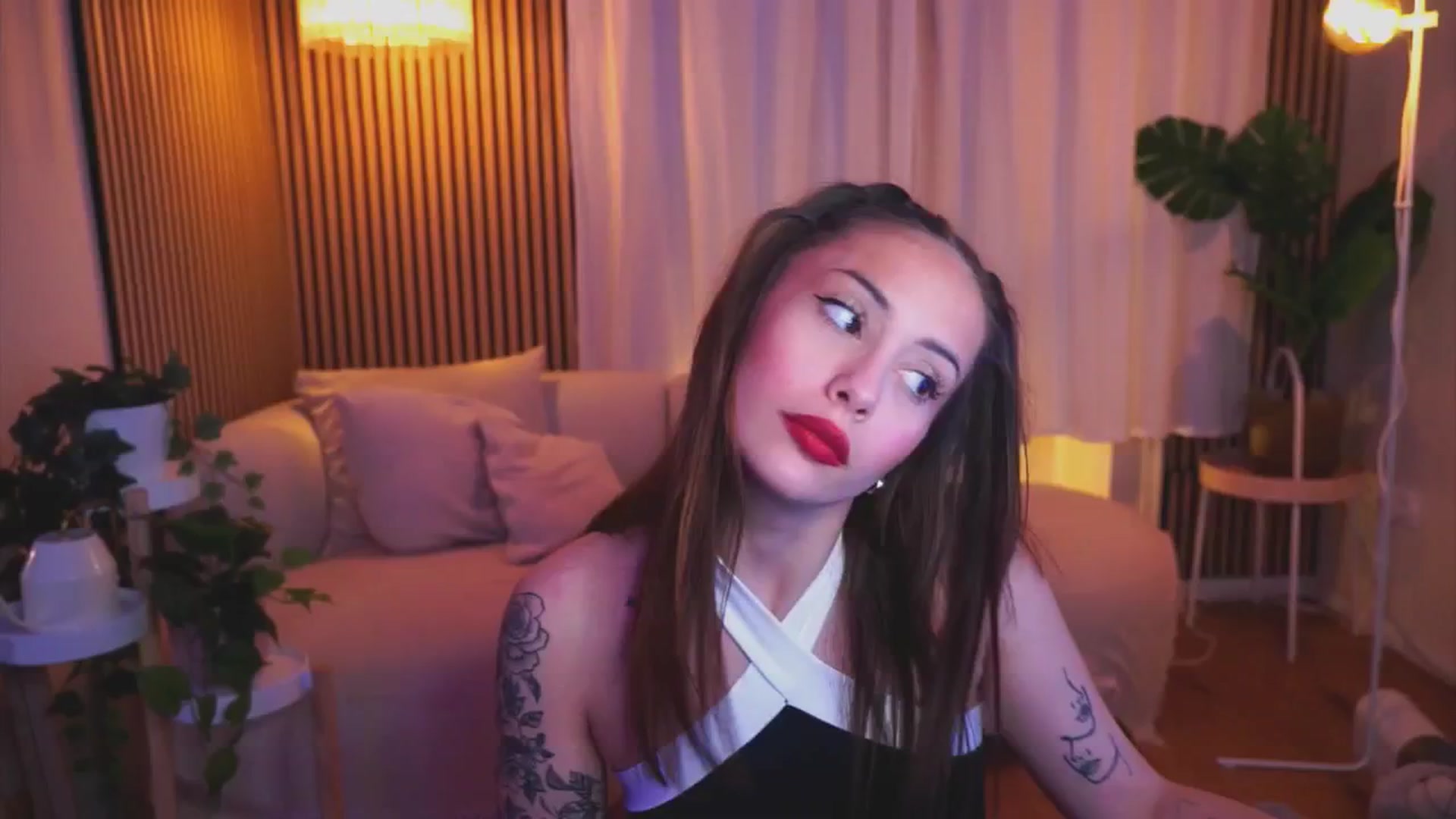 Gallery image thumbnail from Naomii18's myfreecams stream on, 03/21/2025, 19:00 image 7 of 20