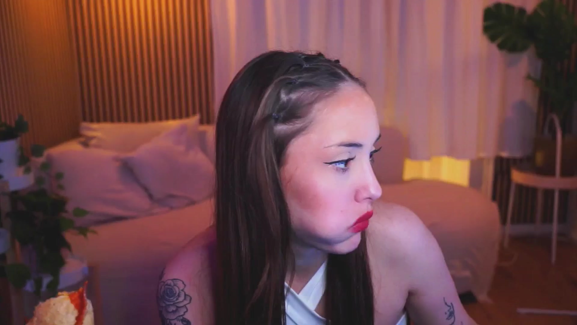 Gallery image thumbnail from Naomii18's myfreecams stream on, 03/21/2025, 19:00 image 10 of 20
