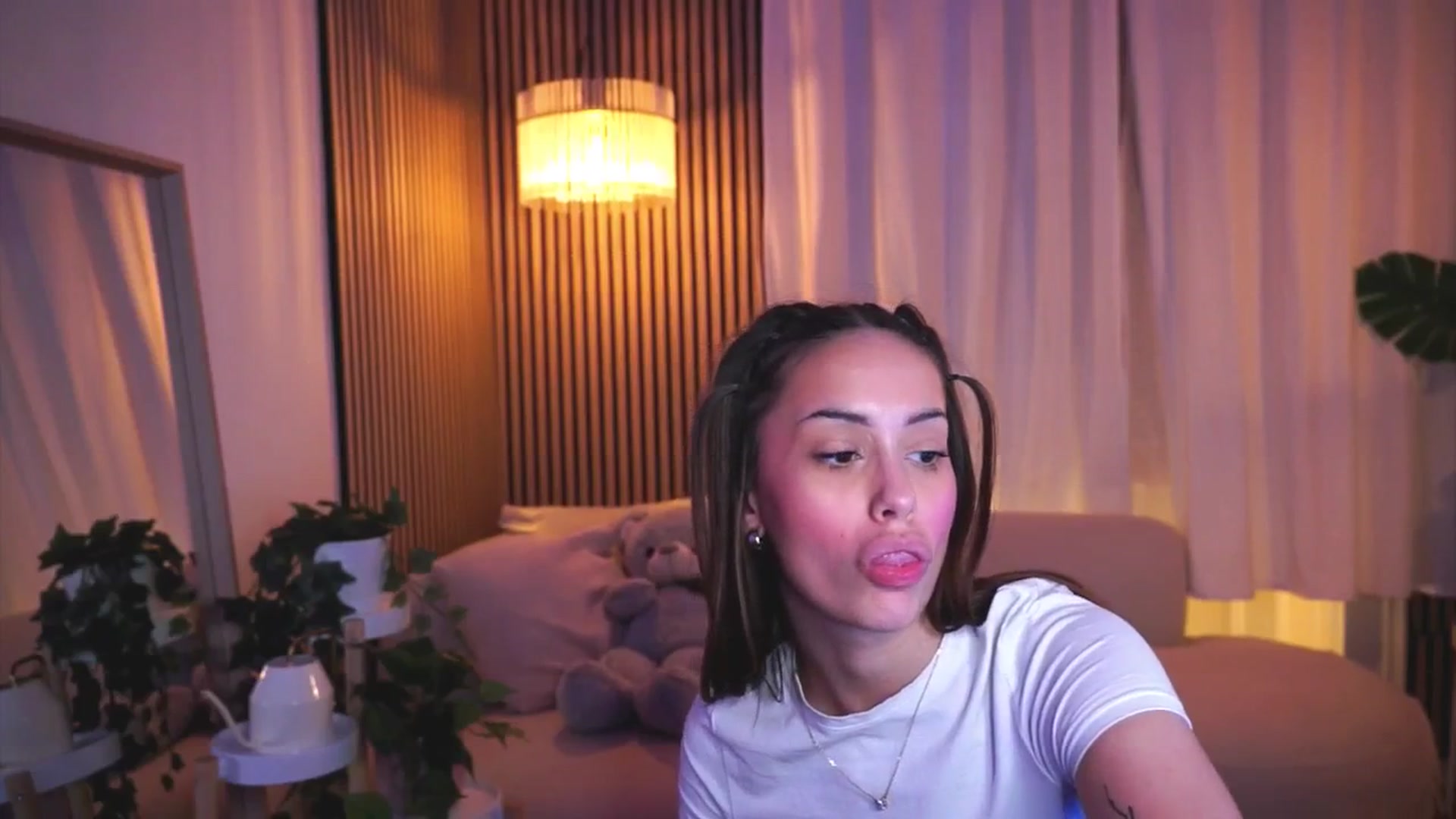 Gallery image thumbnail from Naomii18's myfreecams stream on, 03/22/2025, 17:35 image 8 of 20
