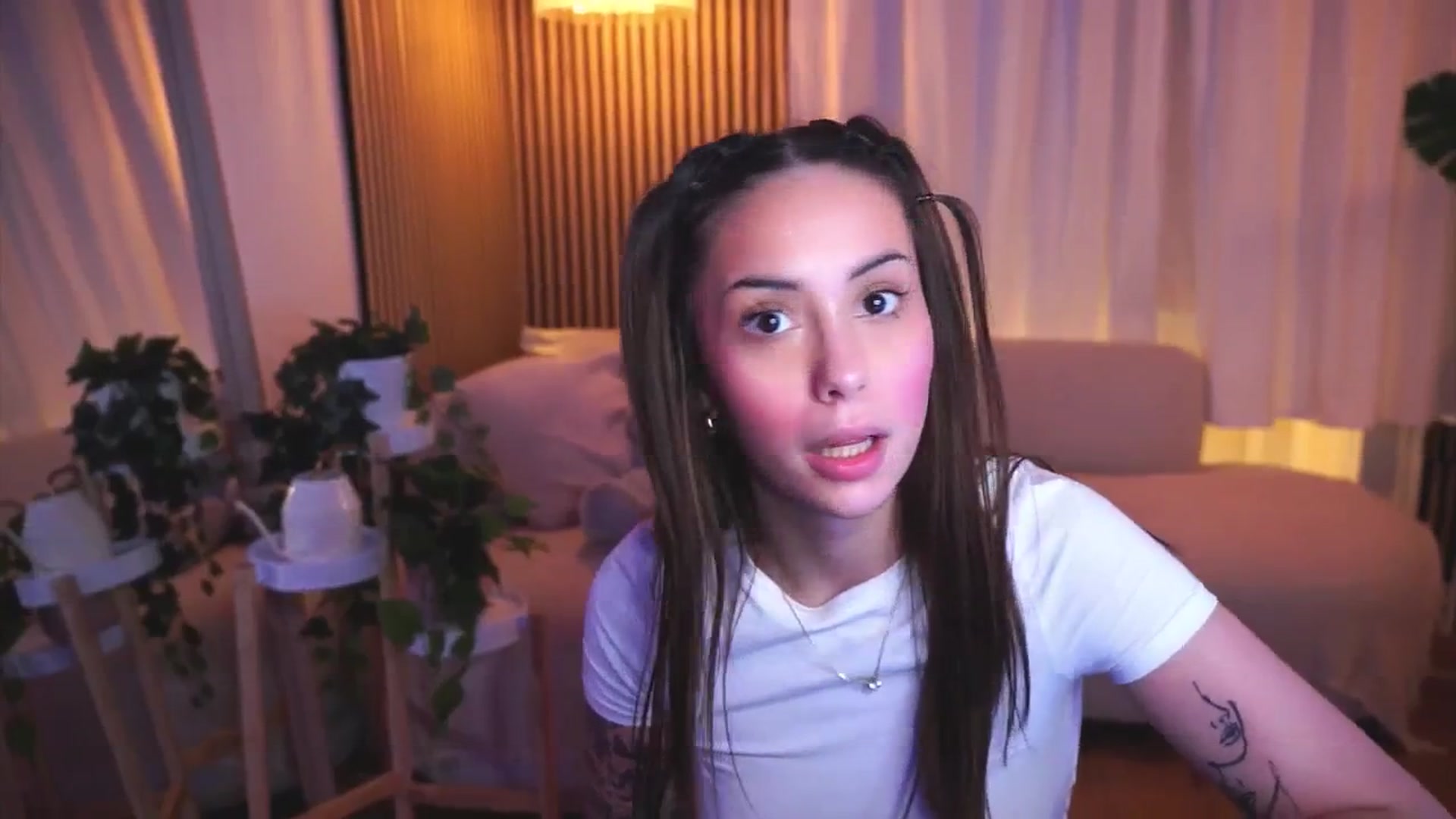 Gallery image thumbnail from Naomii18's myfreecams stream on, 03/22/2025, 17:35 image 6 of 20