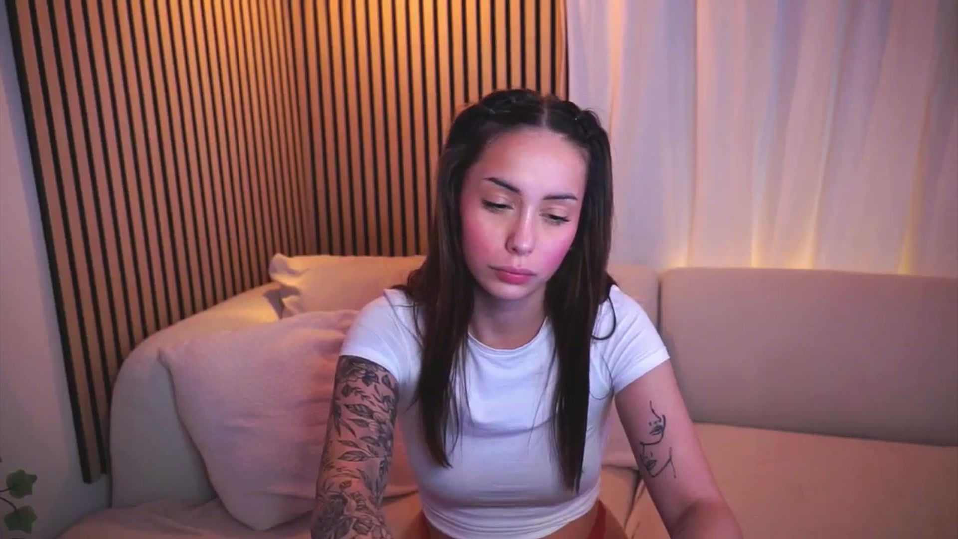 Gallery image thumbnail from Naomii18's myfreecams stream on, 03/22/2025, 17:35 image 13 of 20