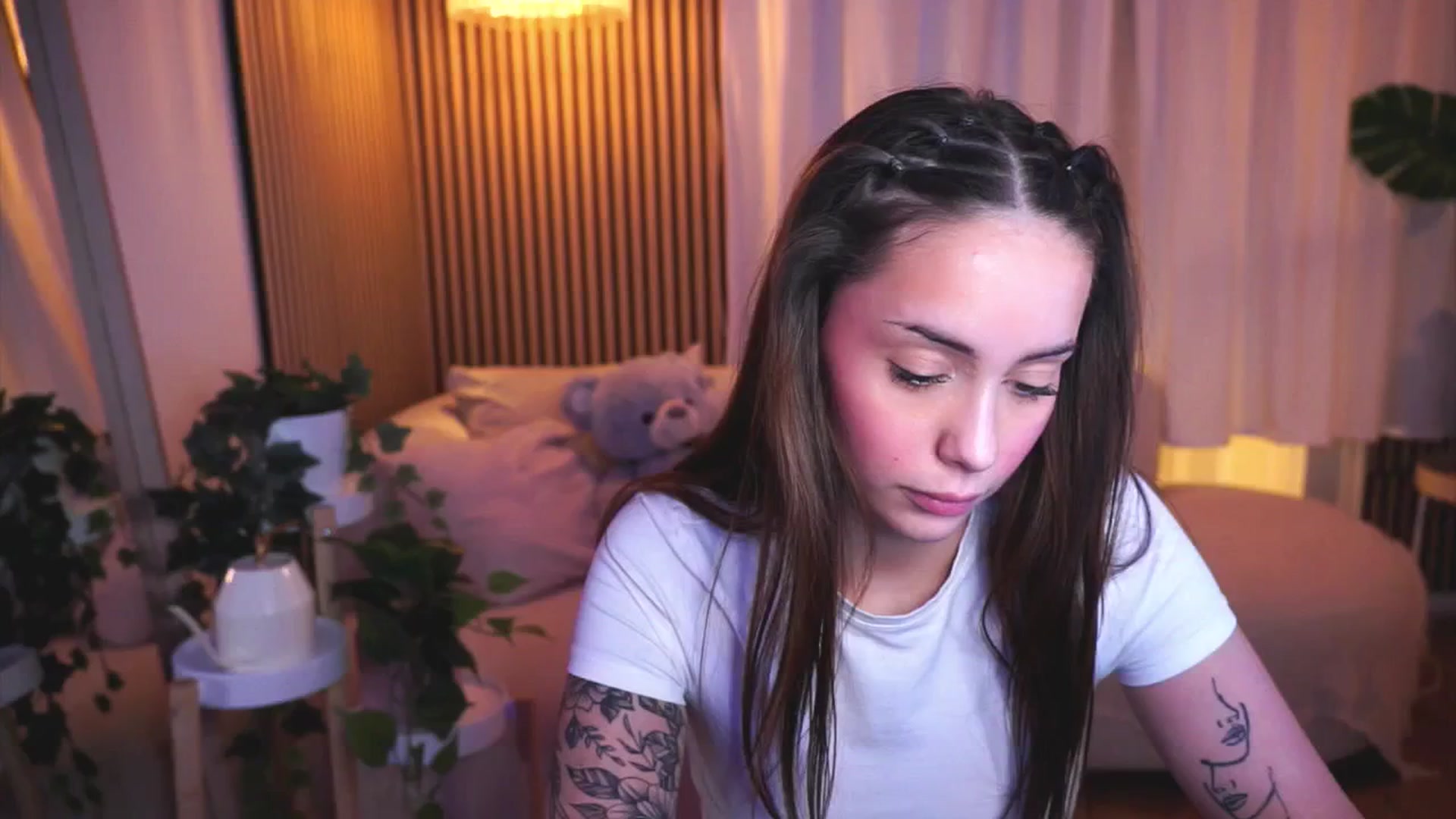 Gallery image thumbnail from Naomii18's myfreecams stream on, 03/22/2025, 18:43 image 11 of 20