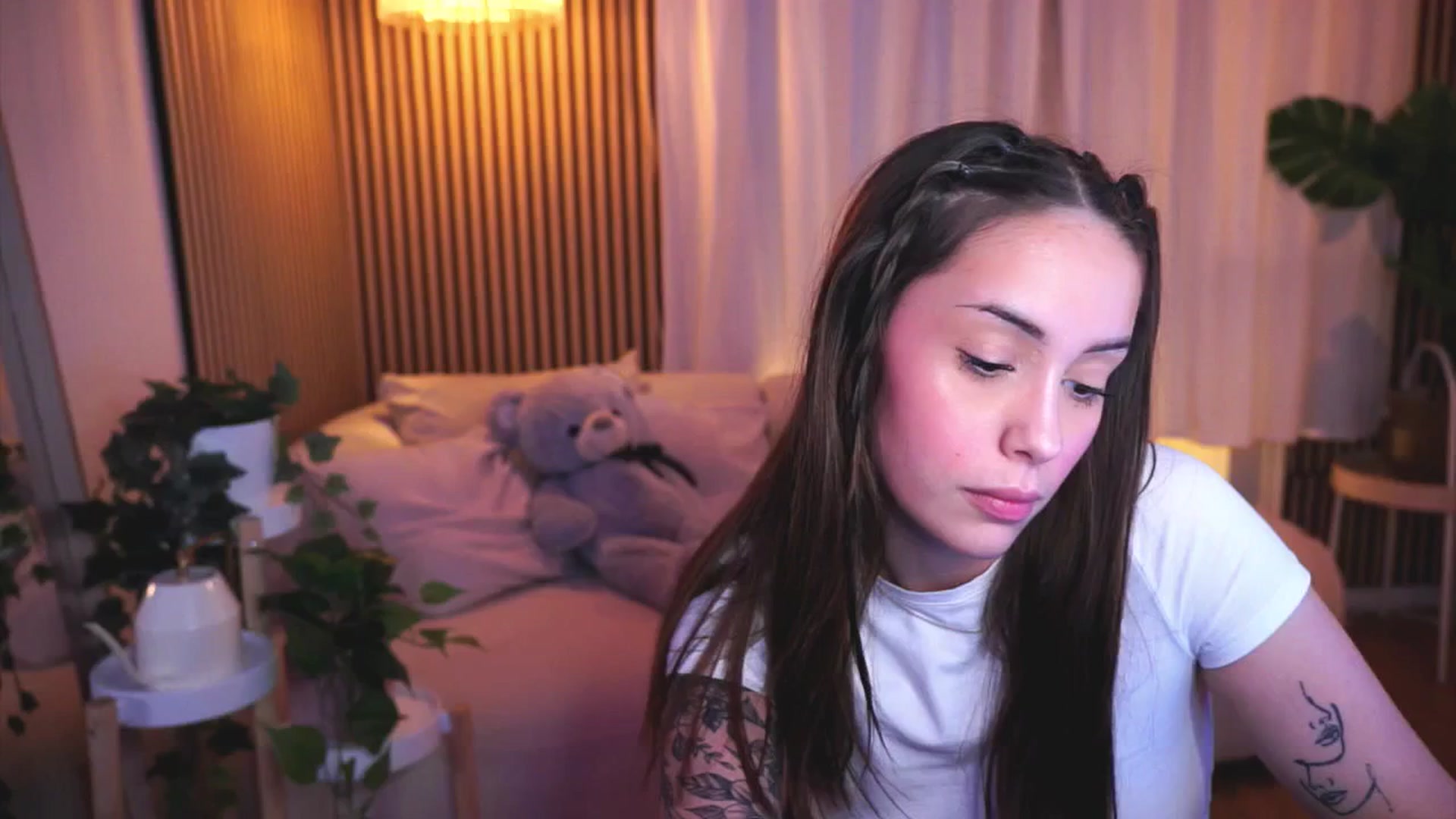 Gallery image thumbnail from Naomii18's myfreecams stream on, 03/22/2025, 18:43 image 17 of 20