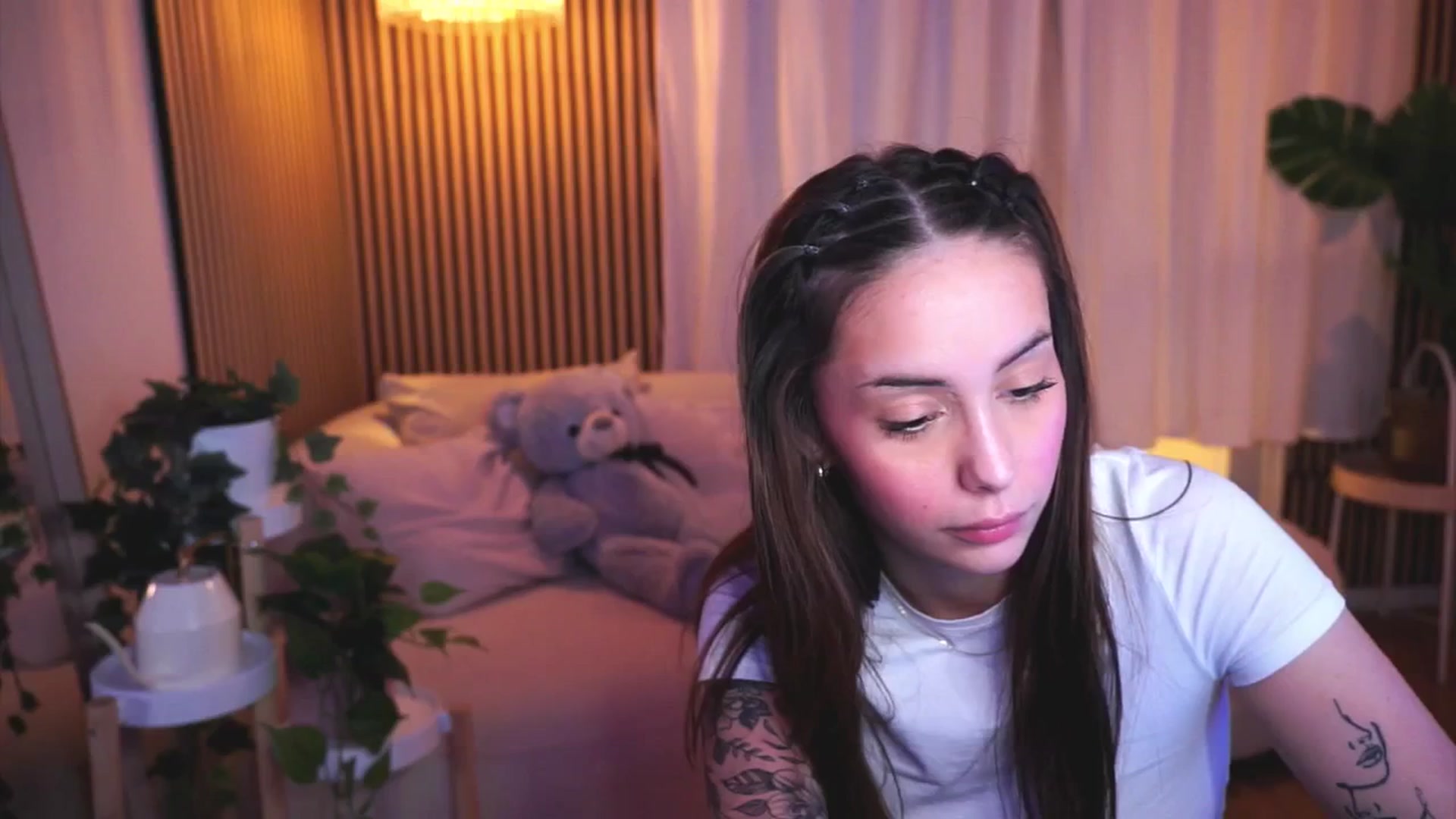 Gallery image thumbnail from Naomii18's myfreecams stream on, 03/22/2025, 18:43 image 18 of 20
