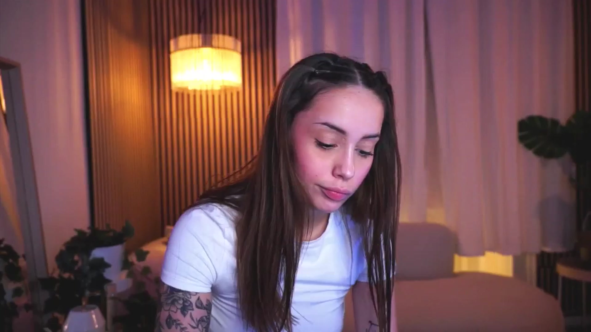 Gallery image thumbnail from Naomii18's myfreecams stream on, 03/22/2025, 19:36 image 17 of 20