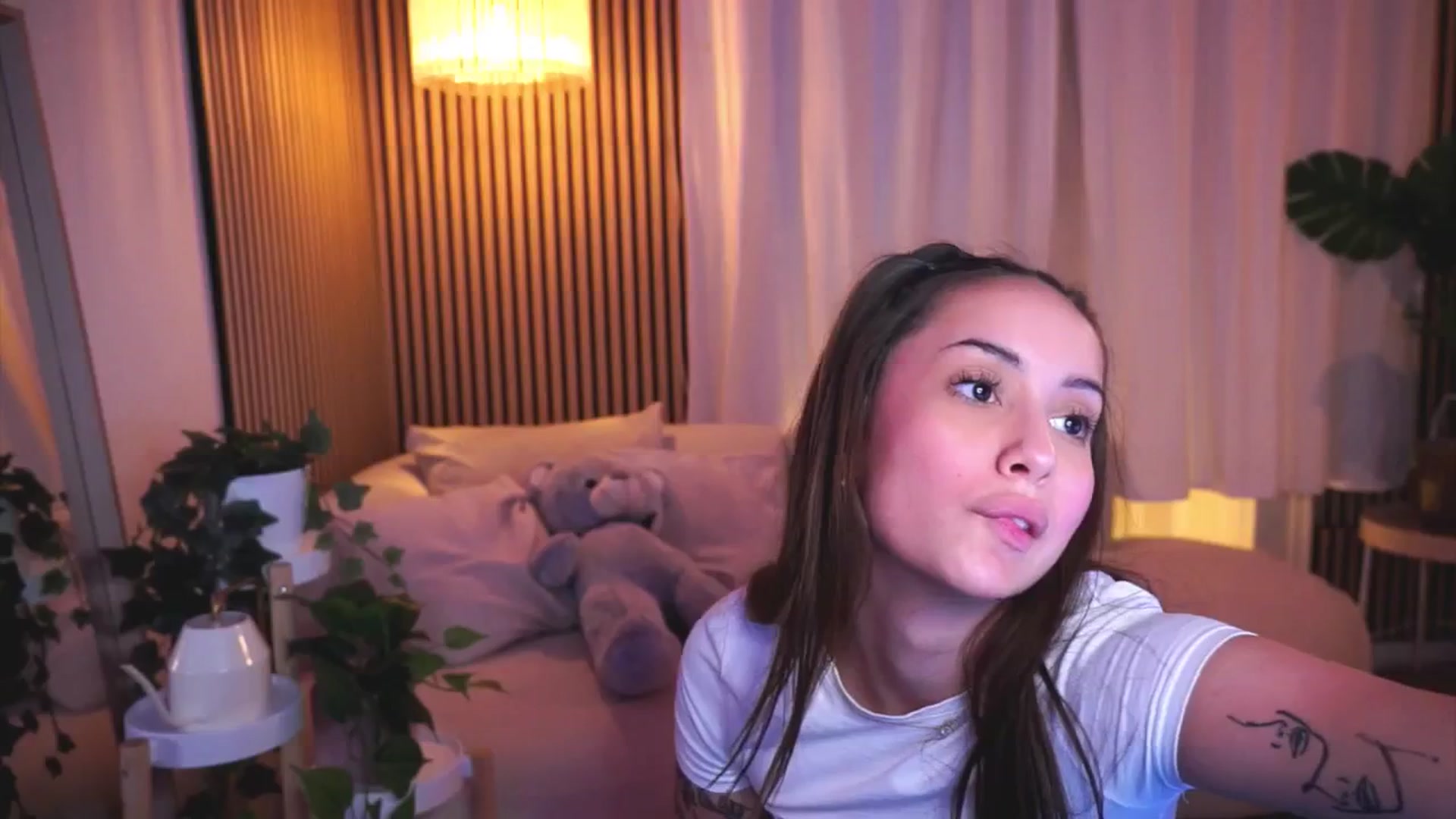 Gallery image thumbnail from Naomii18's myfreecams stream on, 03/22/2025, 19:36 image 19 of 20