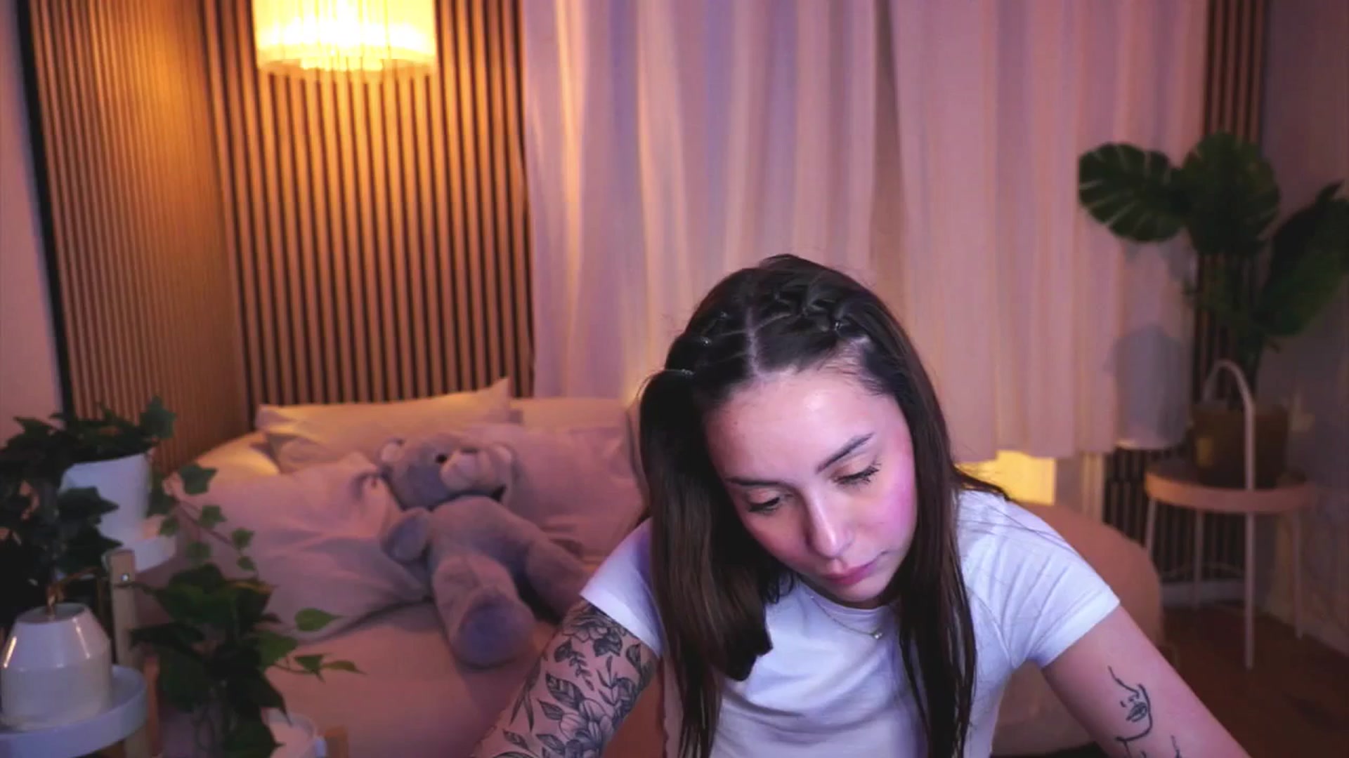 Gallery image thumbnail from Naomii18's myfreecams stream on, 03/22/2025, 19:36 image 20 of 20