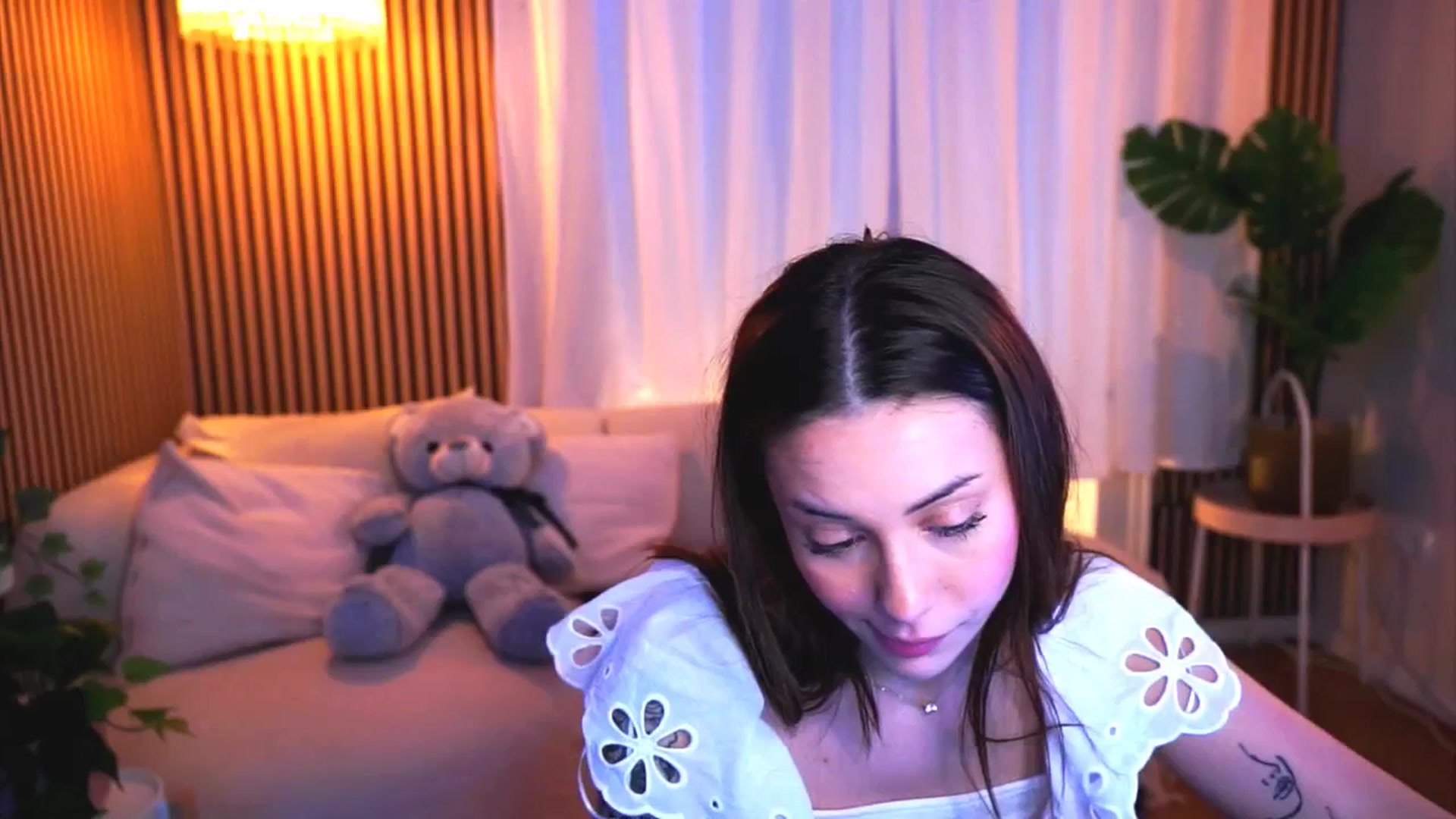 Gallery image thumbnail from Naomii18's myfreecams stream on, 03/24/2025, 16:28 image 6 of 20